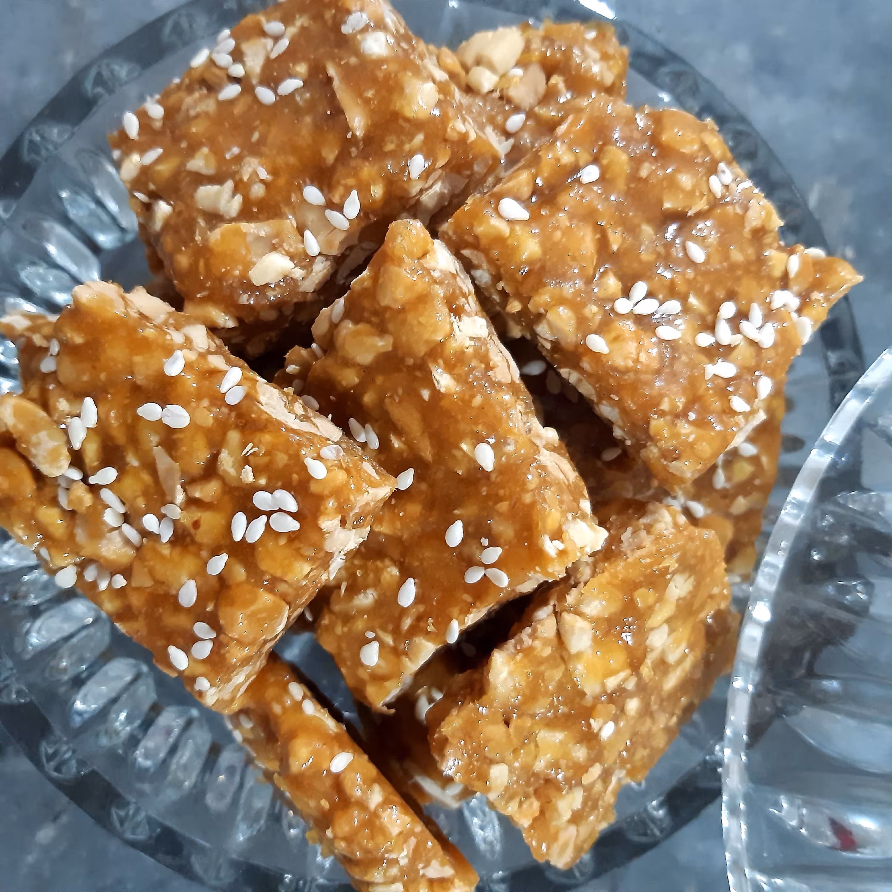 بادام سوخته آستانه اشرفیه 1000گرم یکی از سوغاتی های خوشمزه تهیه شده از بادام زمینی