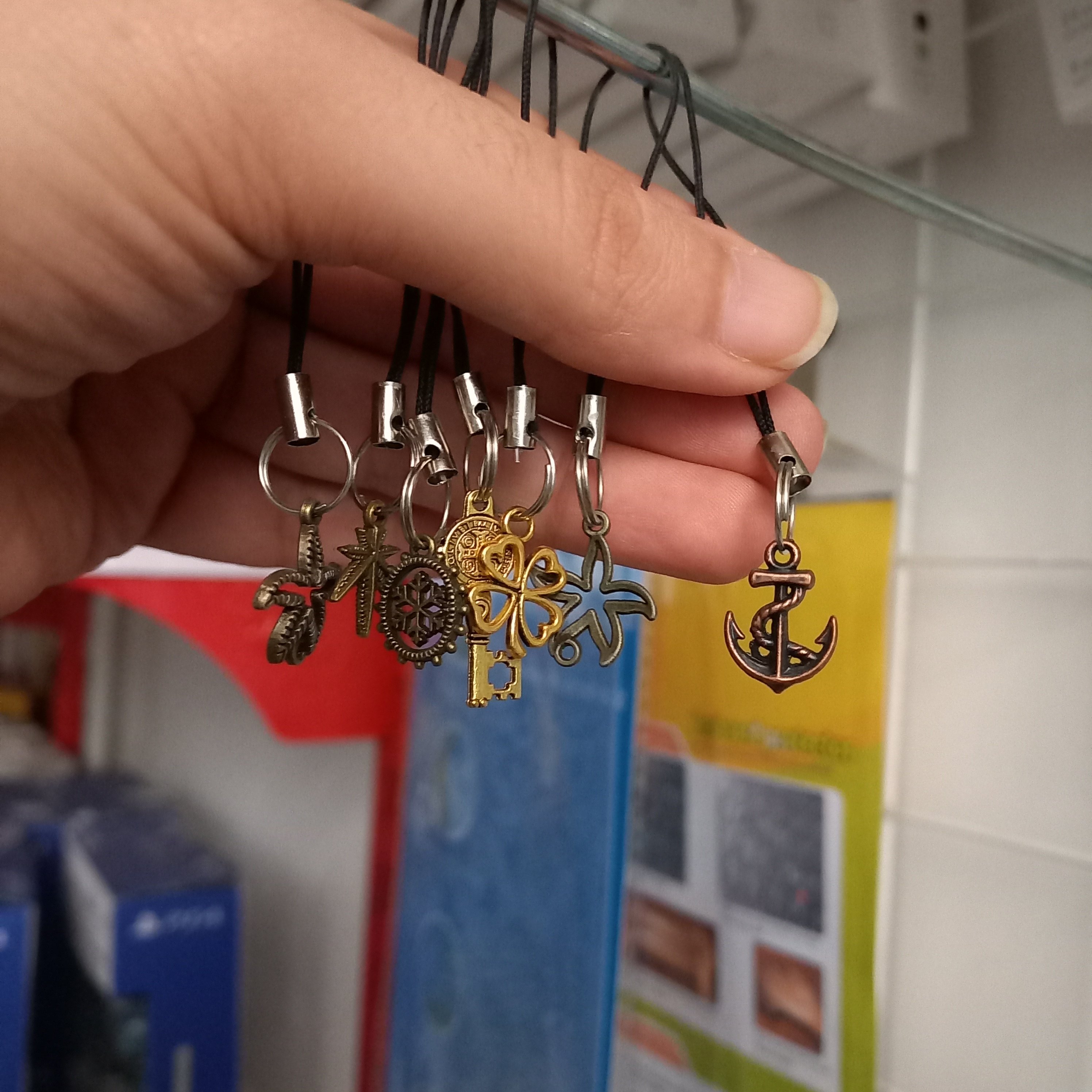 بند فلش مشکی  جنس فلز دارای آویز  طرح دار قبل از سفارش طرح بند استعلام شود وگرنه رندم ارسال میشه