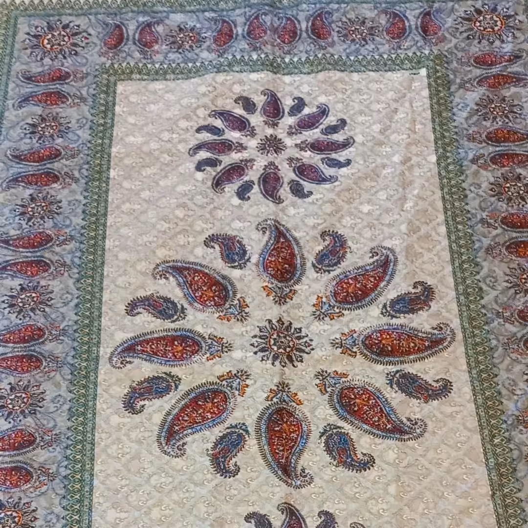 رومیزی،سفره،جنس پارچه ای ضخیم،طرح سنتی،قابل شست و شو،ابعاد یک در یکو نیم متر