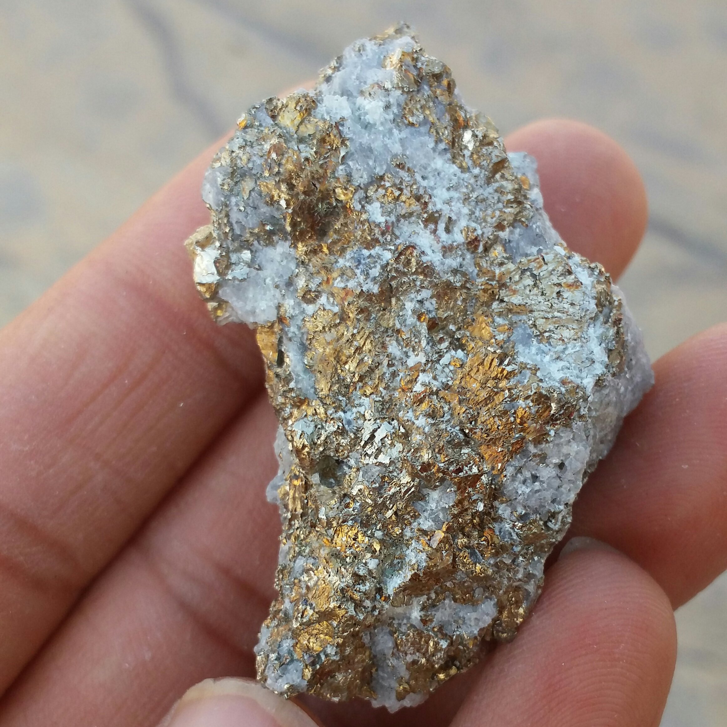 نمونه فوق کلکسیونی سنگ راف  پیریت طلایی ملقب به سنگ طلا همرشدی با بورنیت 100 در 100 طبیعی شاهکار خلقت کد 9346