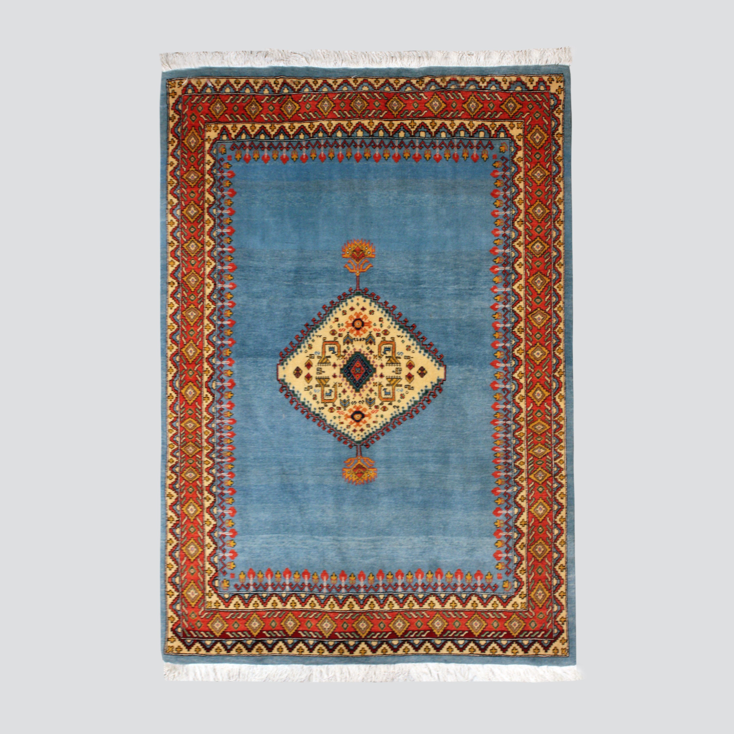 قالیچه 3 متری دستباف با وزن تقریبی 12 کیلو گرم با مواد اولیه دست ریس و رنگرزی گیاهی 