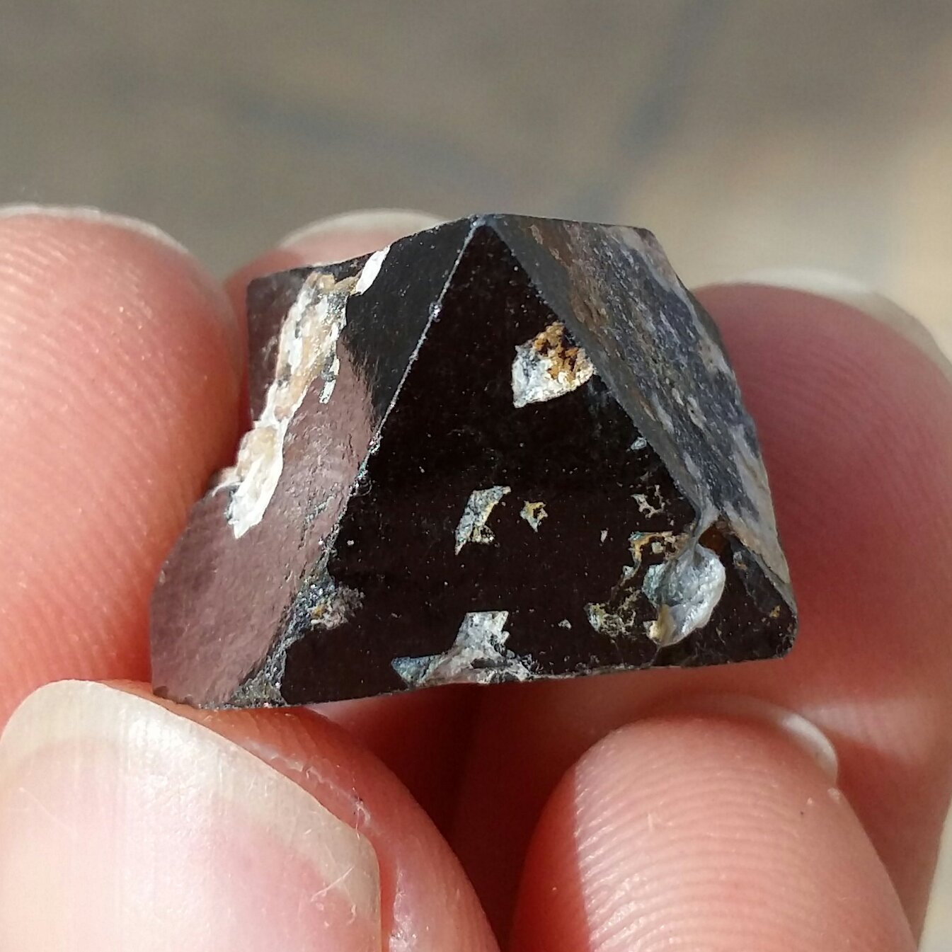 سنگ 100 در 100 طبیعی مگنتیت
شاهکار خلقت بدون دستکاری
سنگ بطور طبیعی دارای ضلع میباشد که همین امر باعث ارزشش میشه
کد 9167