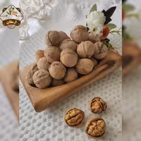 گردو ، با کیفیت بسیار خوشمزه و رنگ کرمی و متوسط از محصولات منطقه سردسیر عجب شیر 