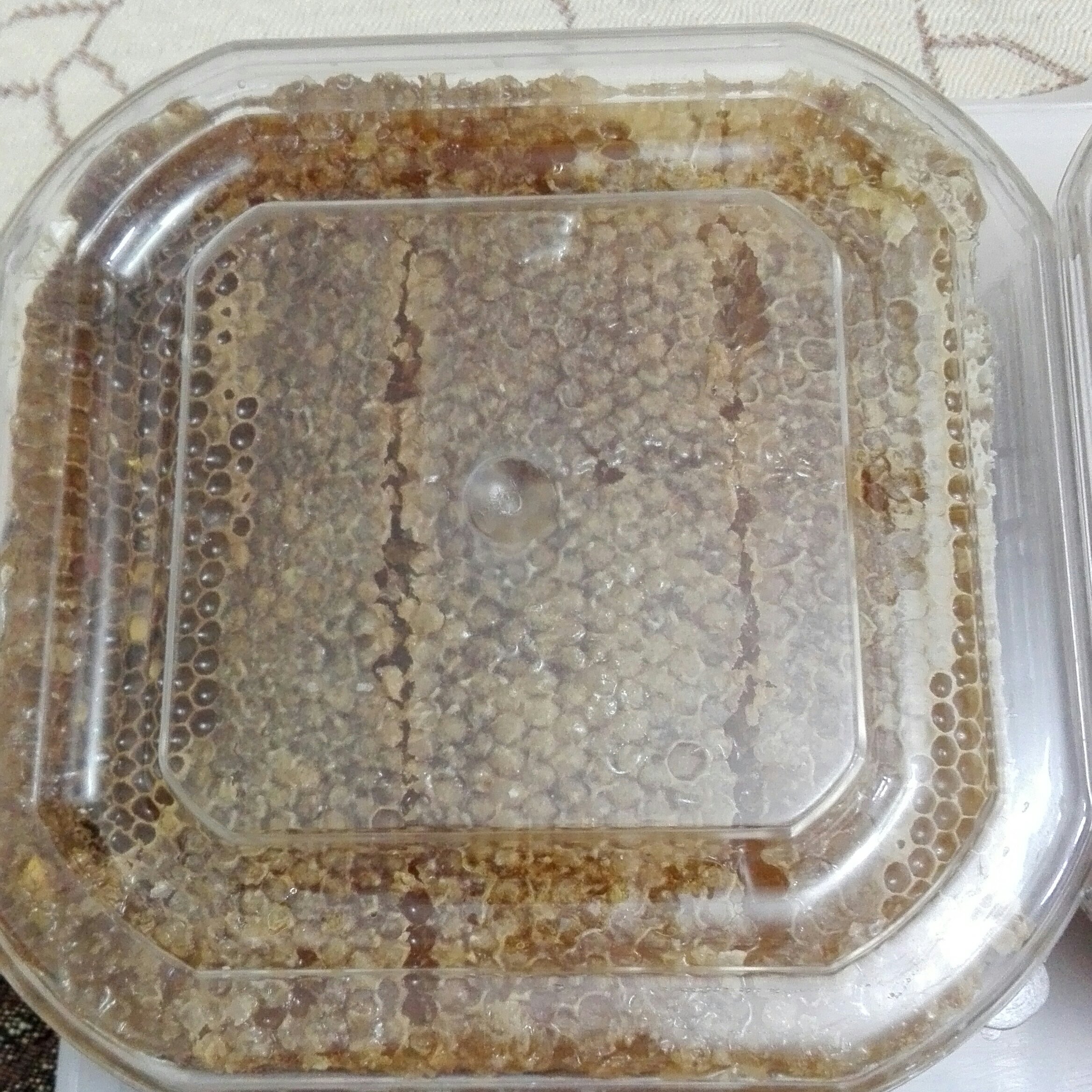 عسل موم دار
