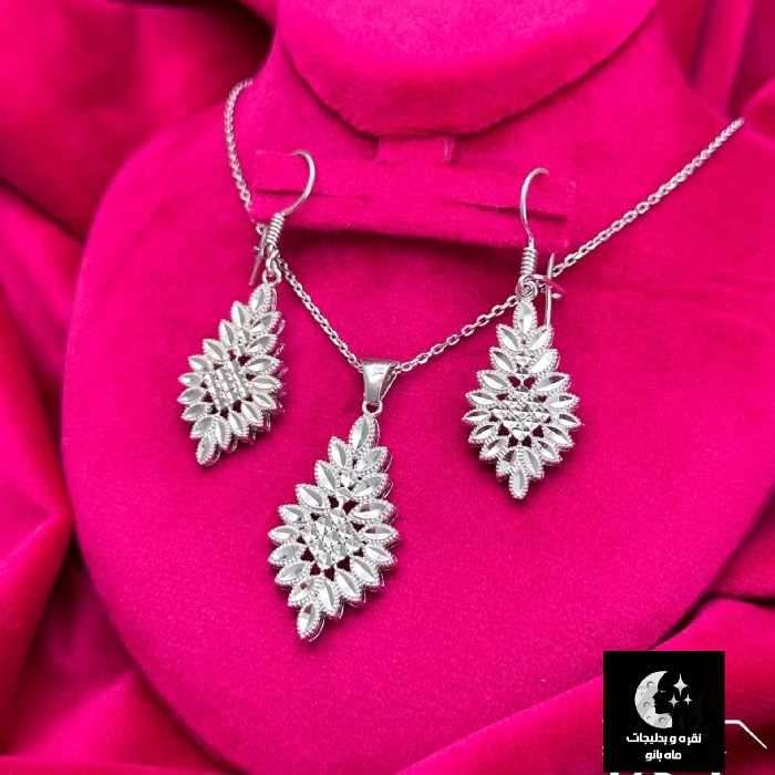 نیم ست نقره زنانه تراش پرکار با عیار 925 و آبکاری طلا سفید زنجیر فلامینگو 45 سانتی