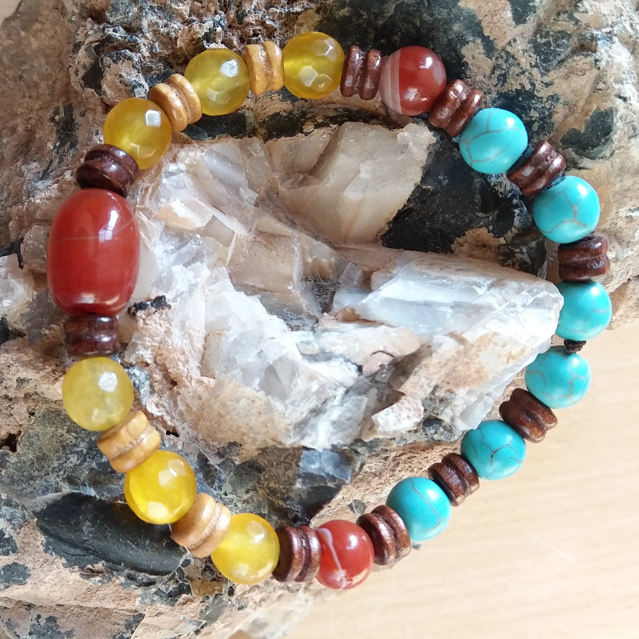 دستبندعقیق اصل با شرف الشمس و عقیق سرخ با سنگ فیروزه هندی و مهره های چوبی قابل ساخت به اندازه دست شما