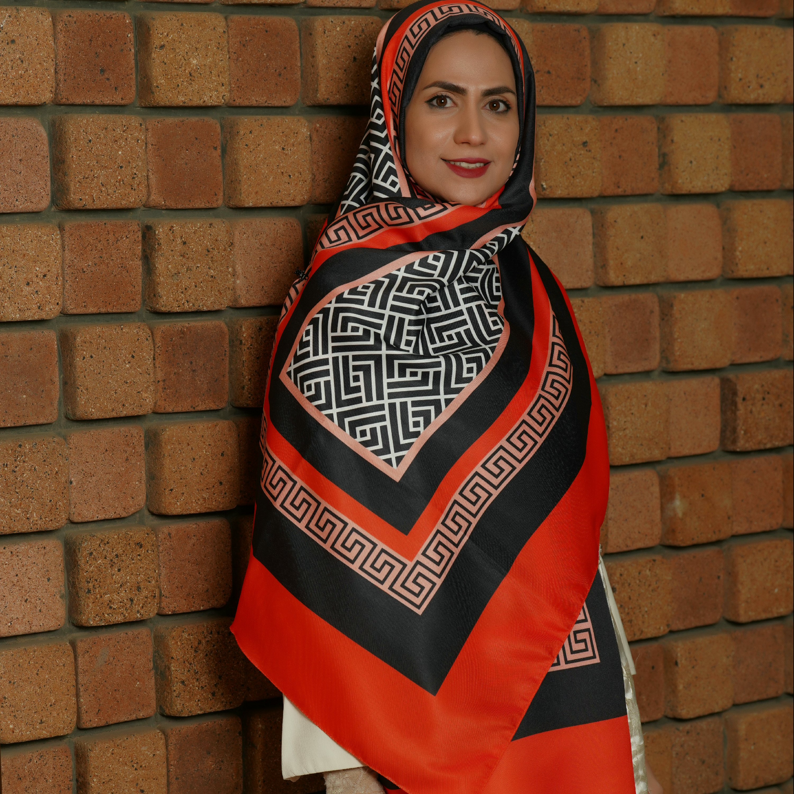 شال نارنجی مشکی