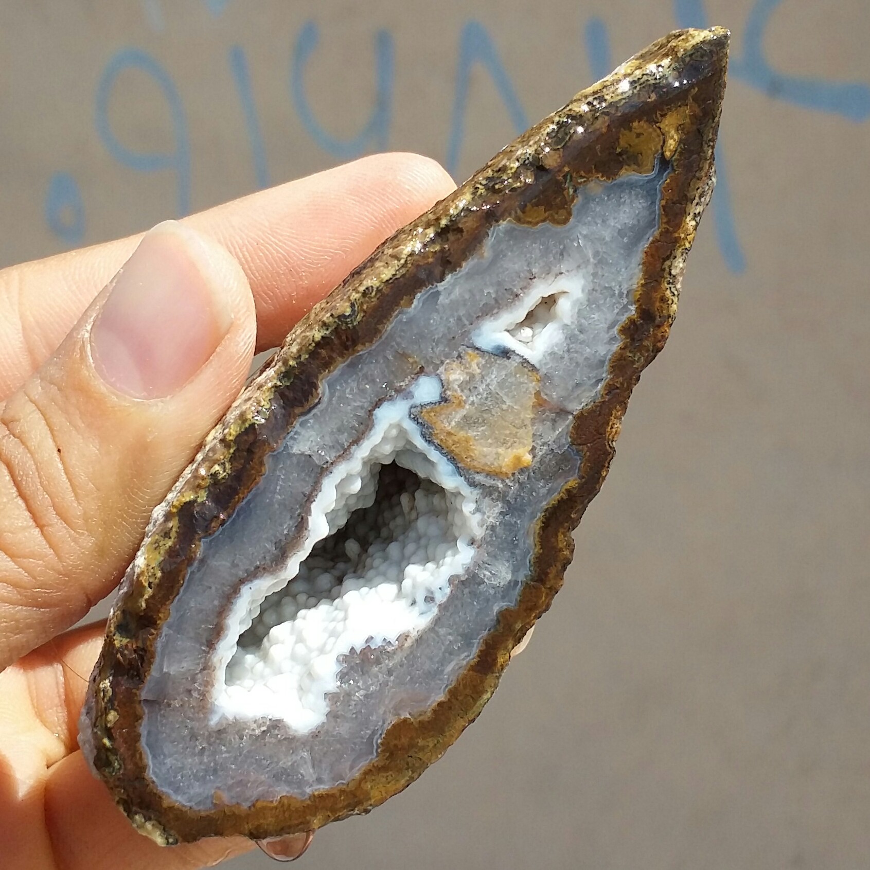 اسلایس سنگ راف عقیق منظره توپی توخالی پر بلور  برفکی خااااص 100 در 100 طبیعی شاهکار  خلقت
 نمونه ای تکرار نشدنی کد 11004