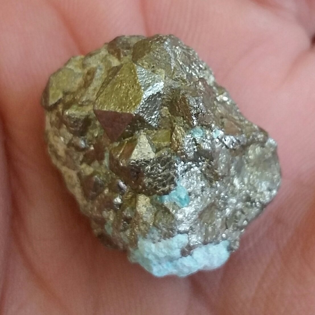 سنگ راف حبه شده پیریت کوبیک طلایی ملقب به سنگ طلا 100 در 100 طبیعی شاهکار خلقت
بی نظیییر