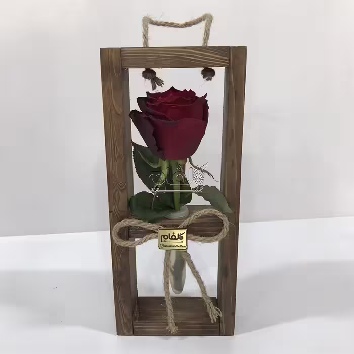 گل رز با قاب چوبی