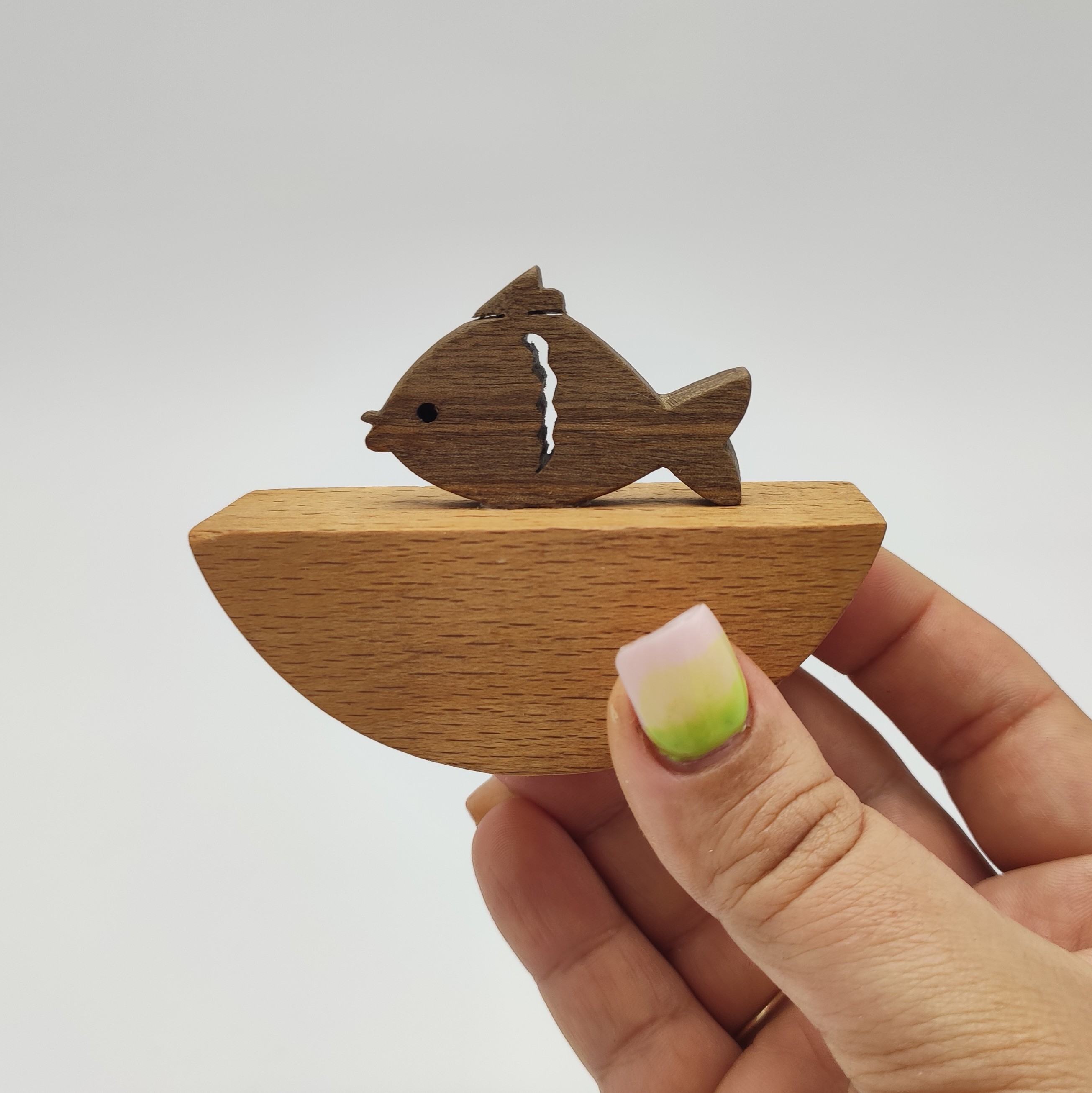 اسباب بازی چوبی الاکلنگی طرح ماهی. دست ساز چوب گردو