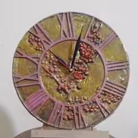 ساعت برجسته دست‌ساز با طرح انگور فرنگی