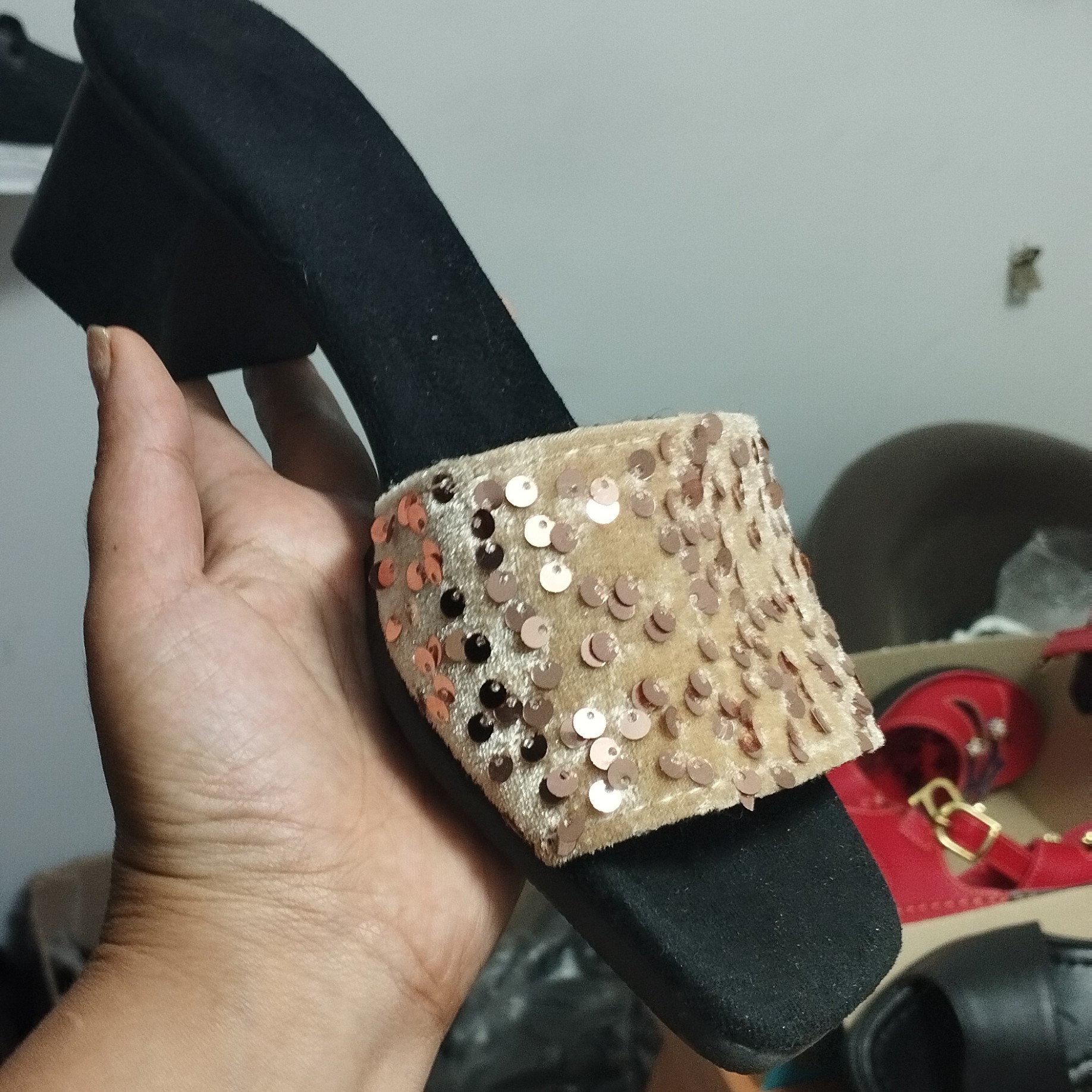صندل پاشنه دار پولکی زنانه تک رنگ