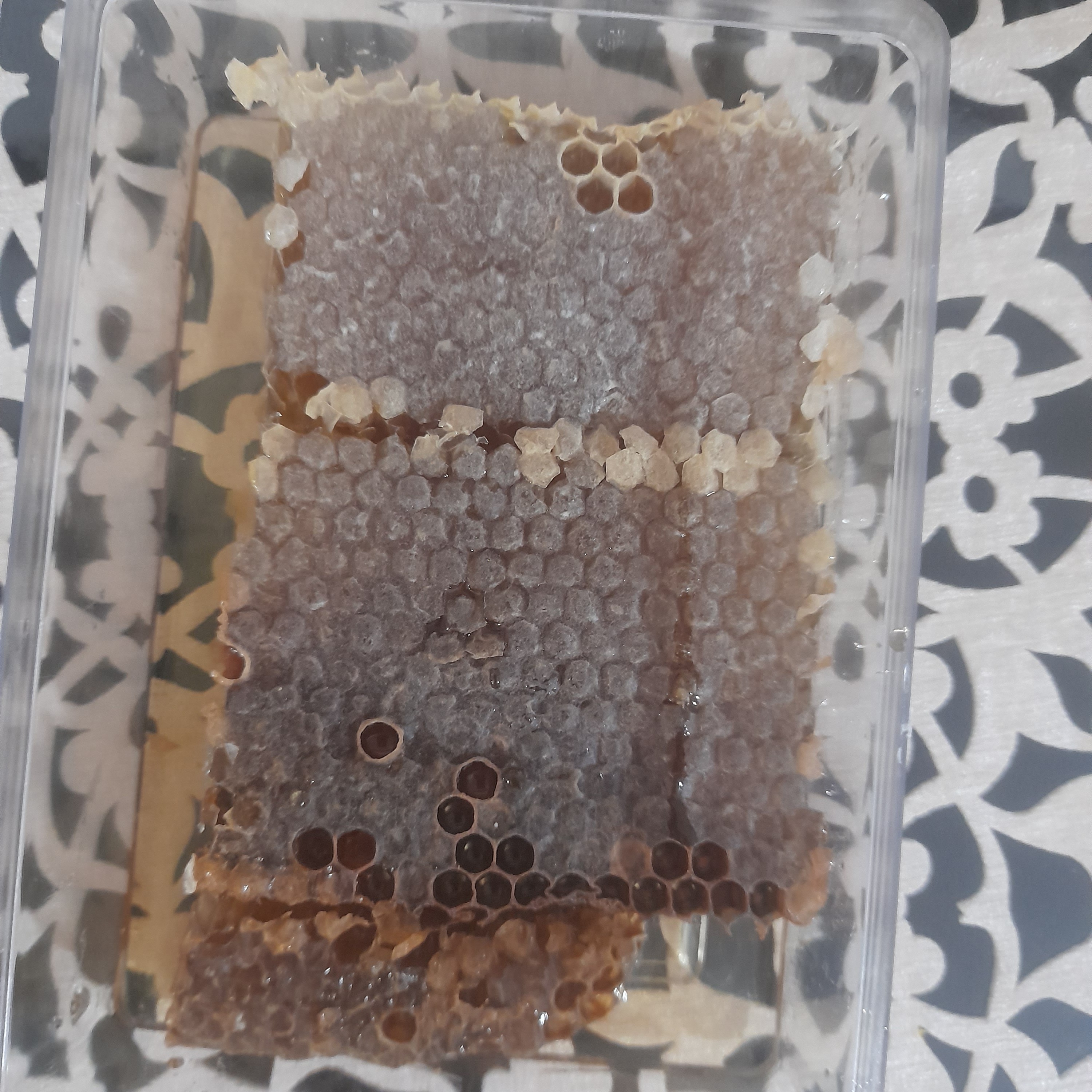 عسل موم دار با موم پر طرف دار و خوش مزه چالدران نیم کیلویی مناسب برای صبحانه