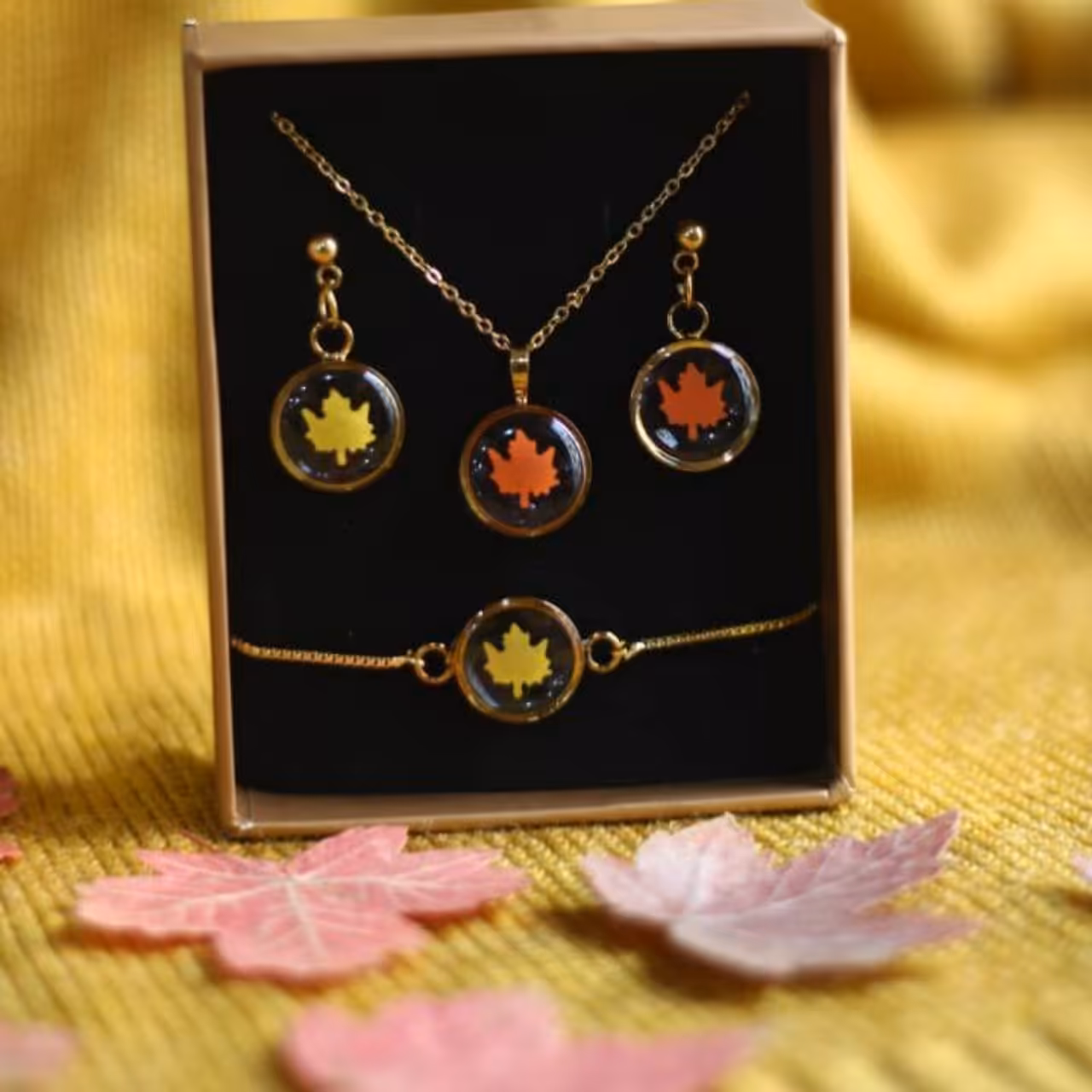 ست مینیمال پاییزی رزین با برگ های نارنجی و زرد