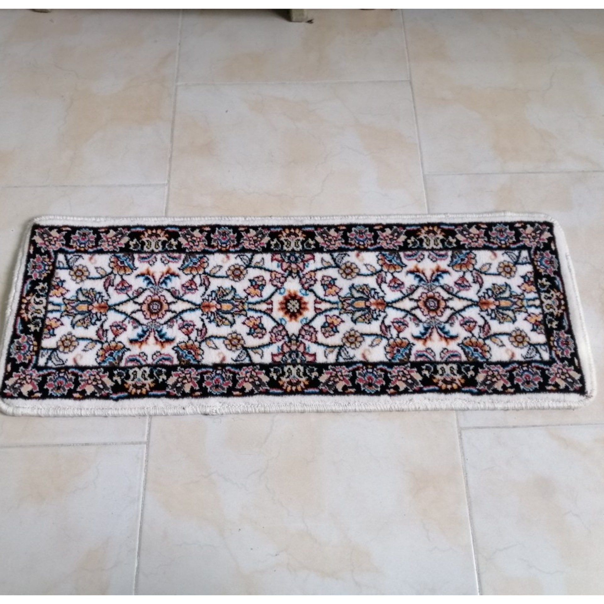 فرش پله تکی ( روپله ای ) طرح افشان  کرم سایز 30در70بصورت 500شانه  با کیفیت عالی  نخ ورژن ( ارسال با تیپاکس پسکرایه)