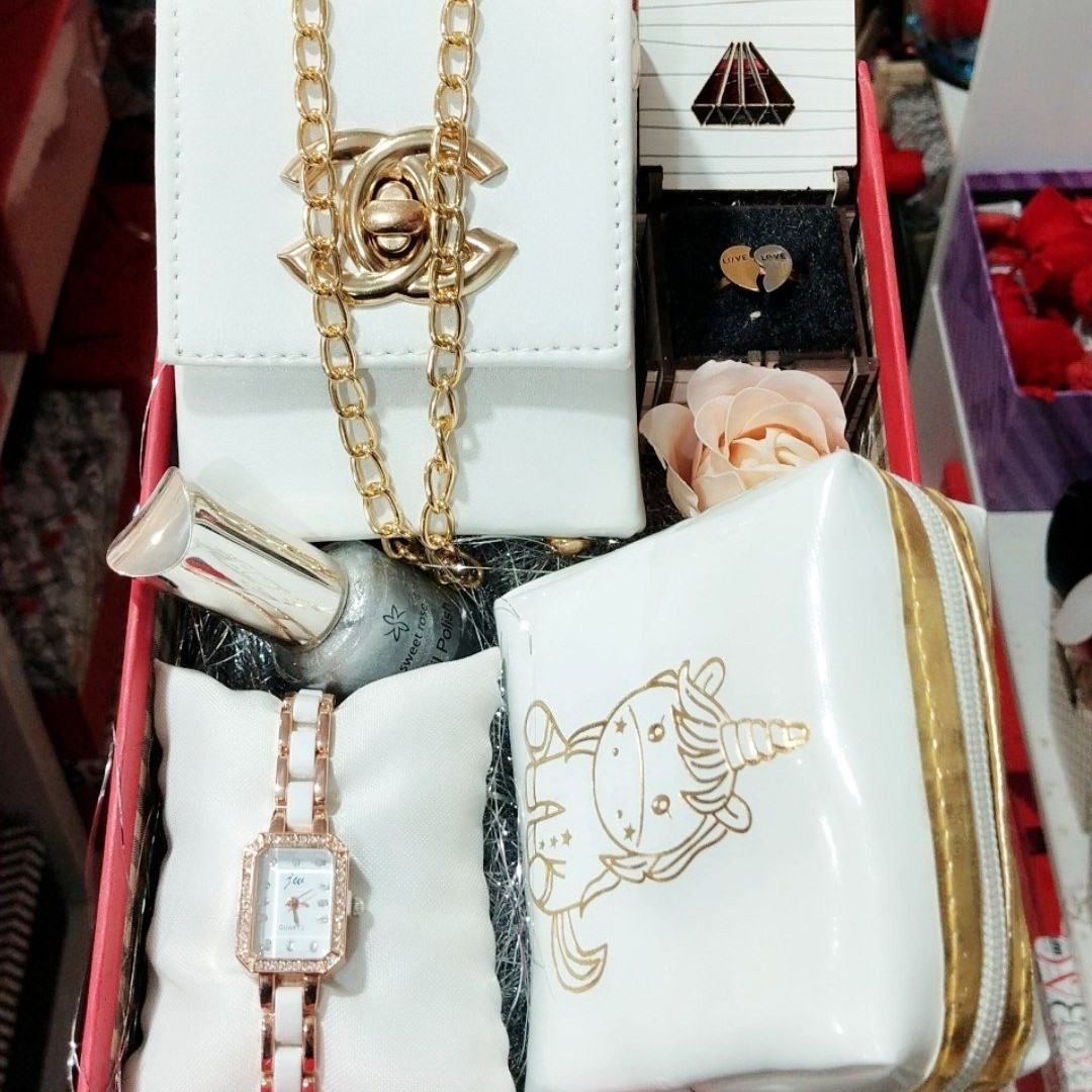 باکس هدیه تم سفید کیف چرم