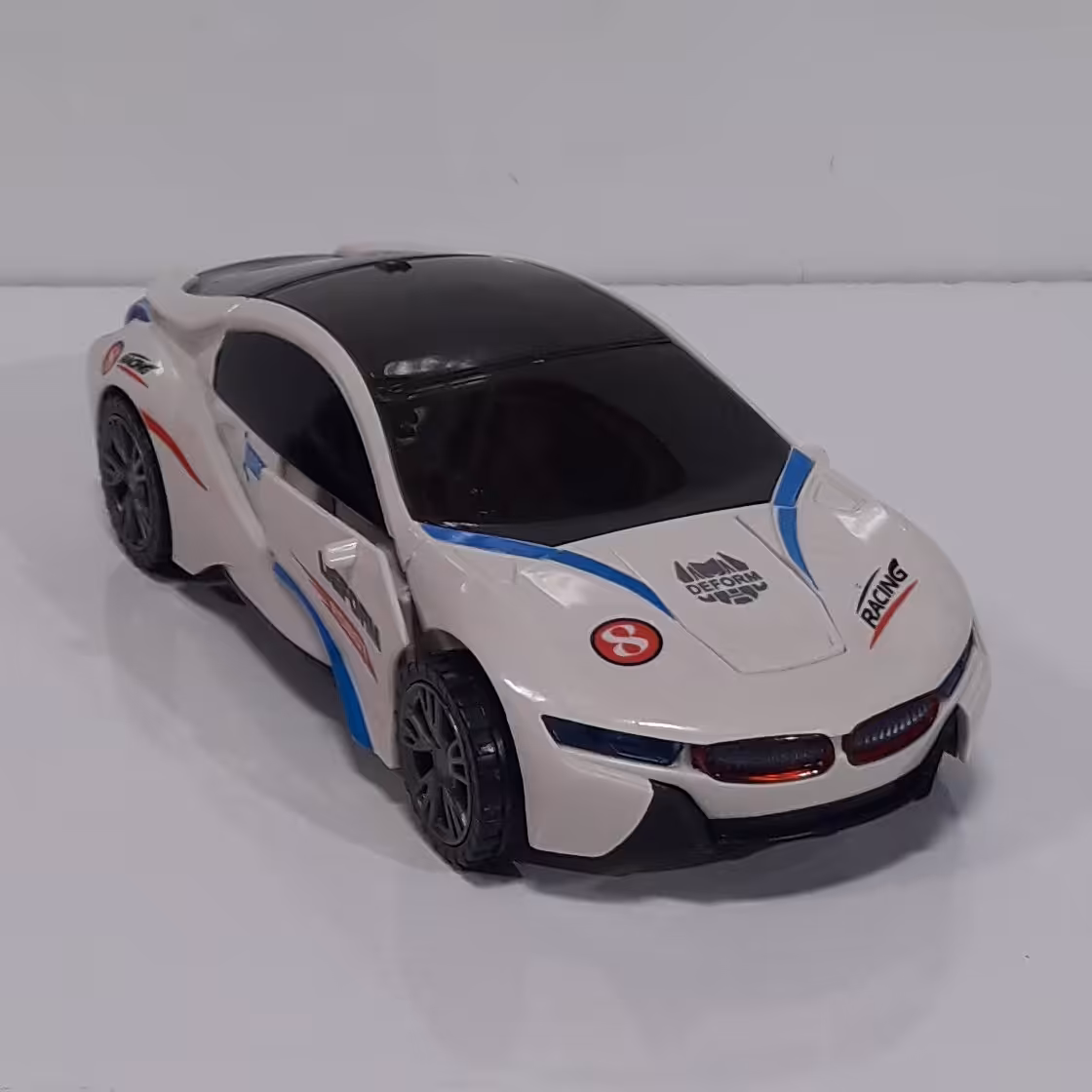 ماشین تبدیل شونده به ربات باطری خور و موزیکال 