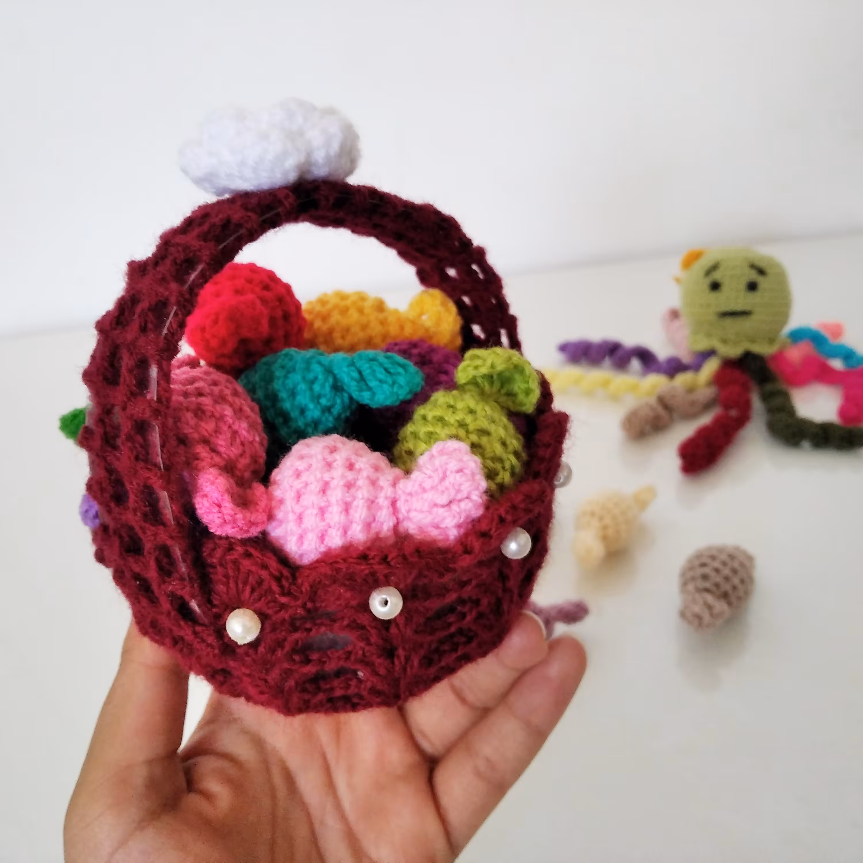 ظرف شکلات بافتنی دسته دار شیک و زیبا  و دکوری