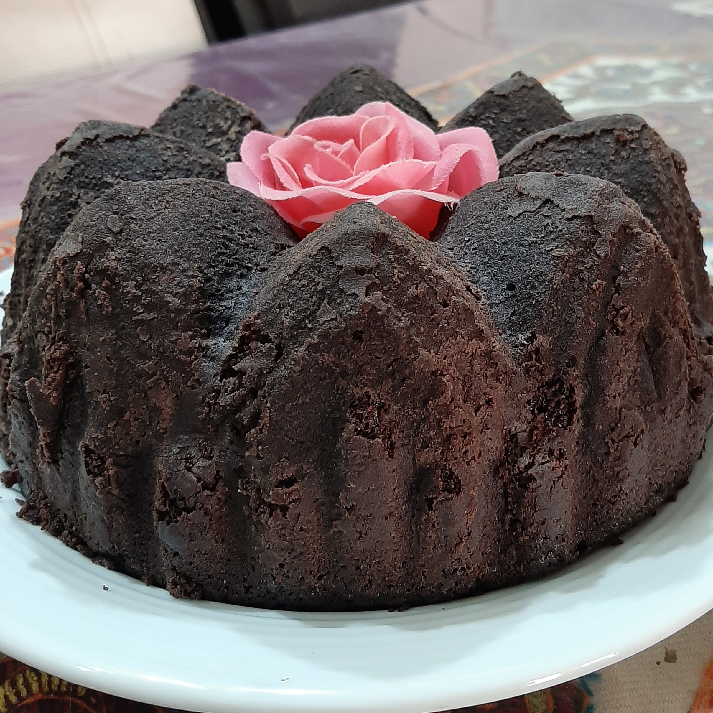 کیک شکلاتی 1200 گرمی خانگی با بافت کمی خیس