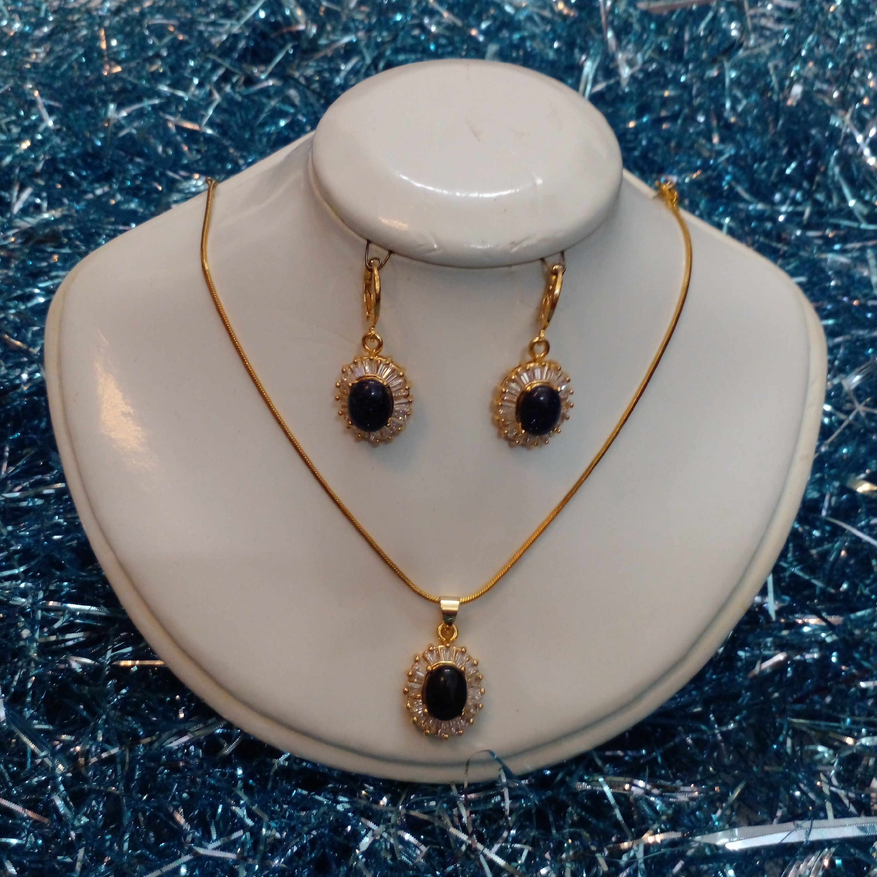نیم ست نگین مشکی دور نگین بدلیجات مجلسی رنگ طلایی(گردنبند و گوشواره) کد 17