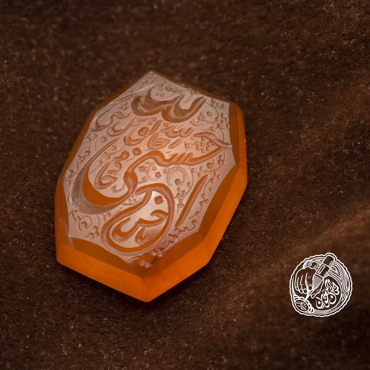 حکاکی ذکر شریف حسبی الله با ریزنویسی الله خالق کل شی وحسن علیه السلام توسط حکاک جوان