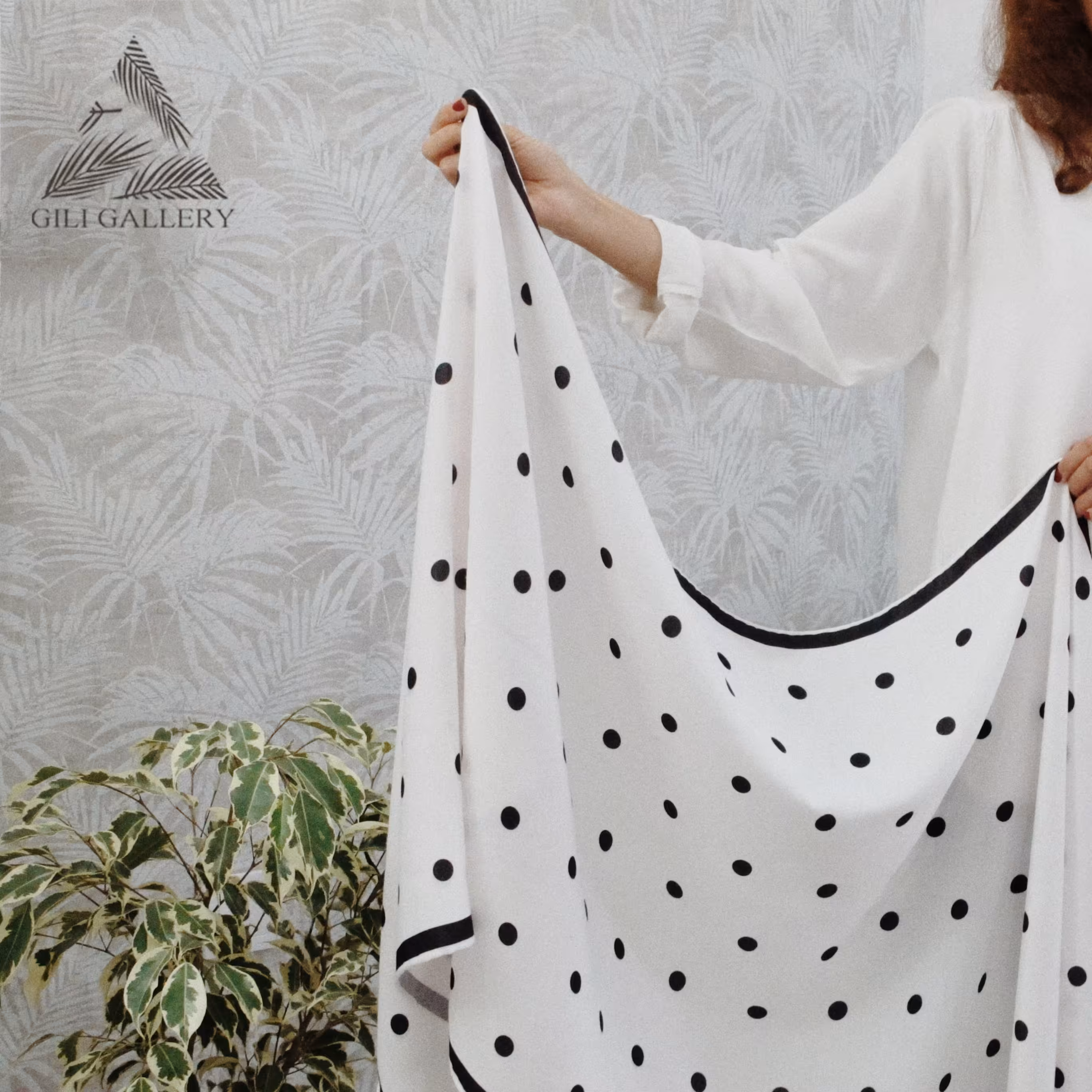 شال طرح سفید خالدار