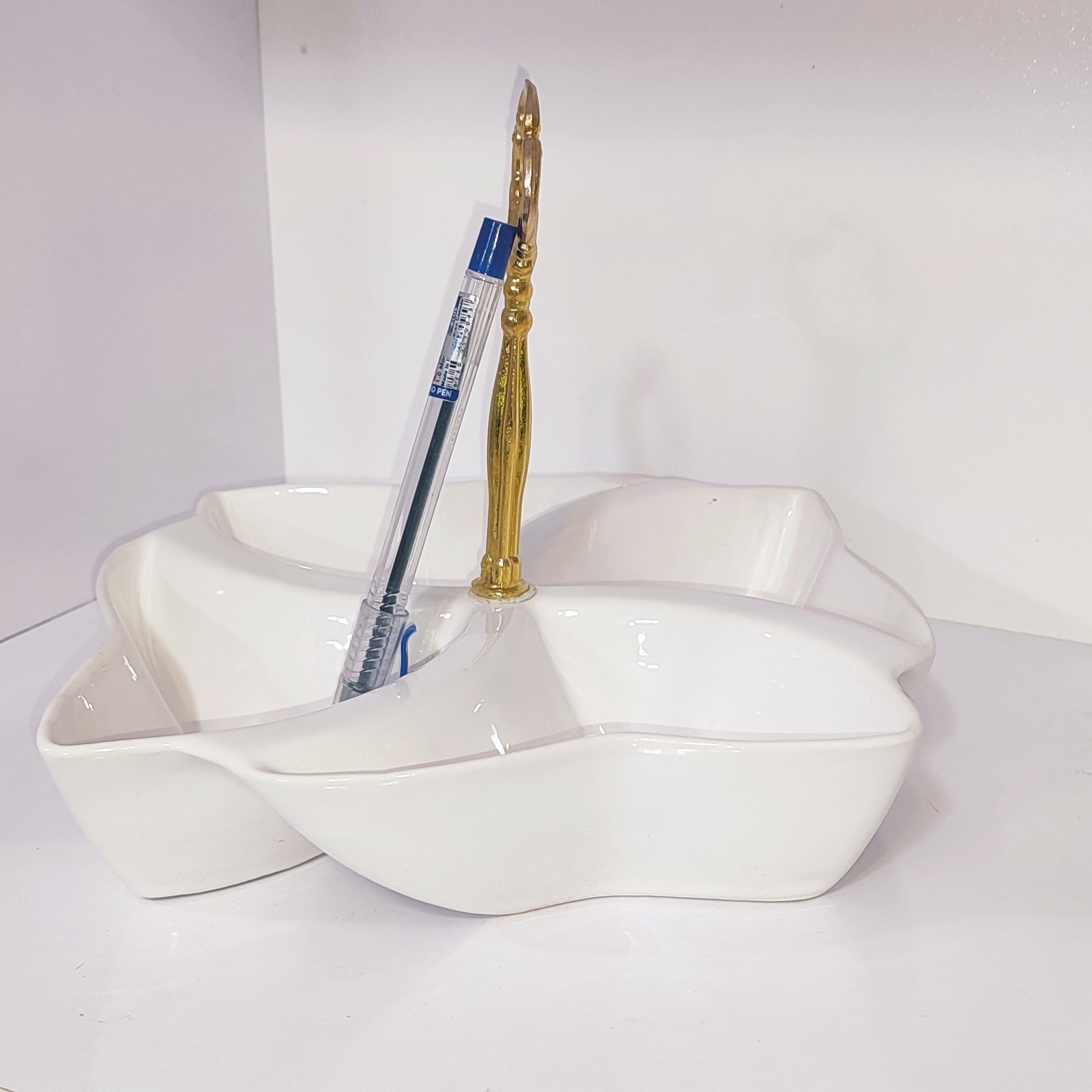 اردو خوری مربعی 4 عددی رنگ سفید  دسته فلزی جنس سرامیکی