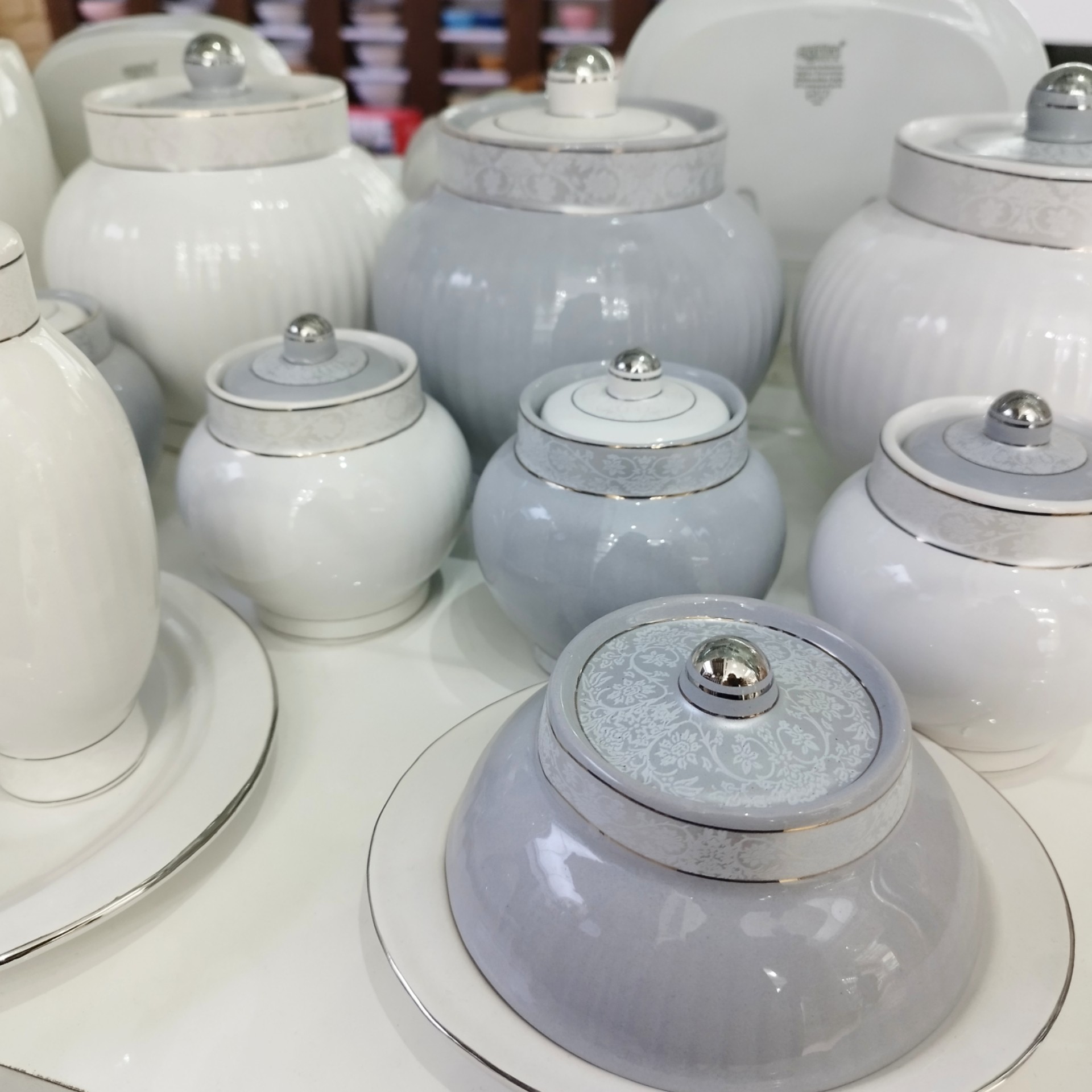 سرویس 21پارچه پاسماوری و جاادویه ای پرستیژ مدل برگامو رنگ طوسی سفید ارسال بصورت پس کرایه