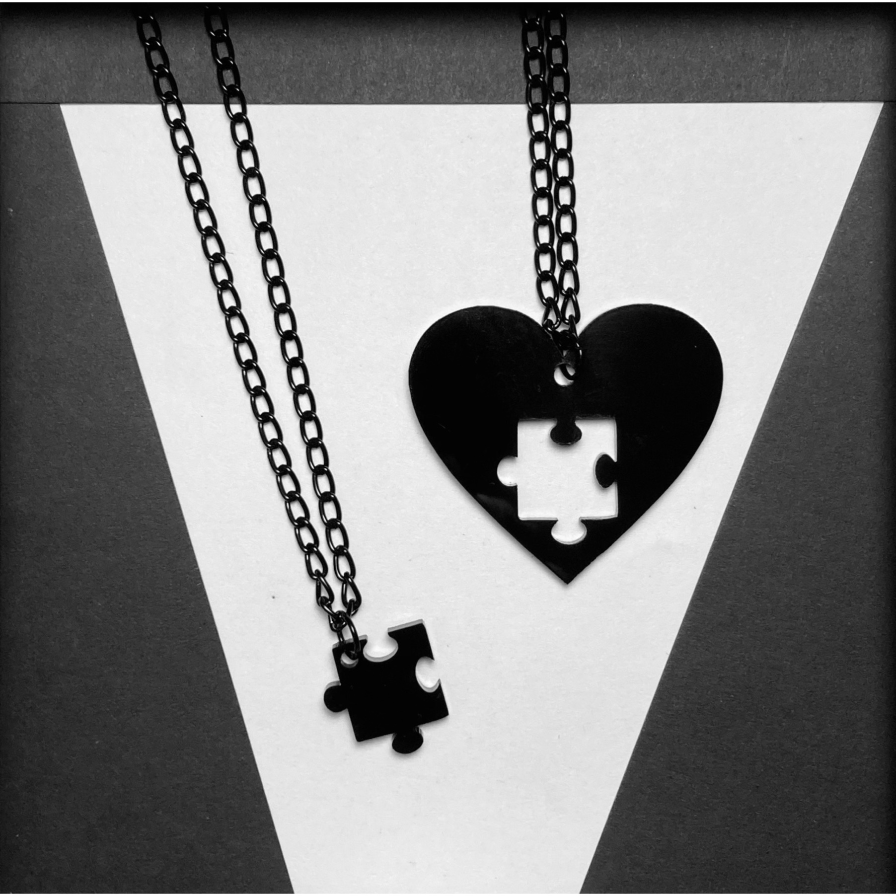 گردنبند ست قلب و پازل دو نفره کاپلی پلکسی گلس مشکی قیمت برای هر دو گردنبند باهم 