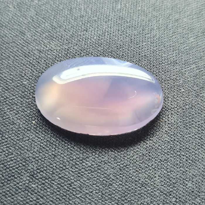 نگین عقیق سوسنی. مشخصات. طول 2.5 سانتی متر. عرض  1.6 سانتی متر. ارتفاع 0.3 سانتی متر.