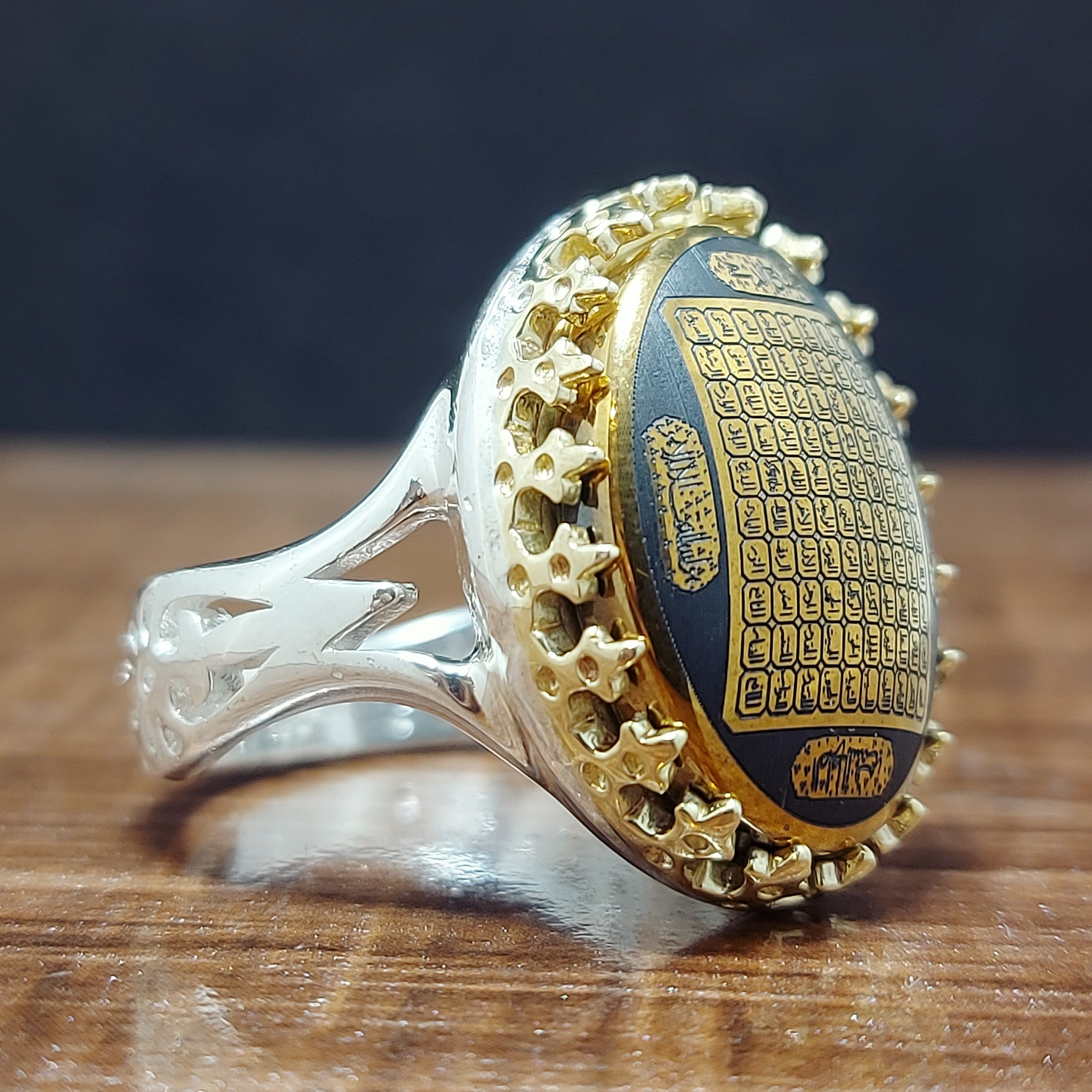 انگشتر نقره زیبای مردانه طرح شبکه تاج برنجی رنگ ثابت با نگین حدید 100جلاله  اصلی و معدنی 