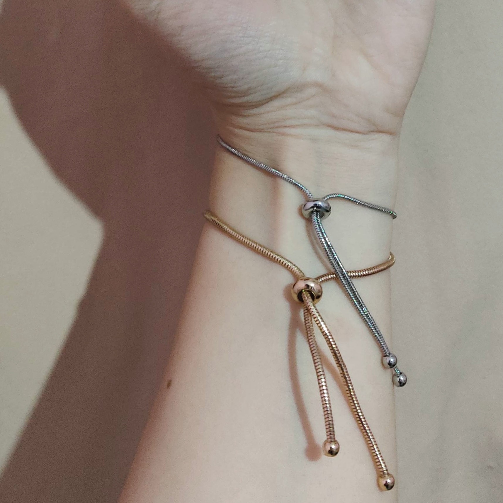 دستبند آسانسوری در دو دنگ قبل خرید بگید کدوم رنگش رو میخاین دستبند نقره ای دستبند طلایی دستبند مینیمال دستبند ظریف 