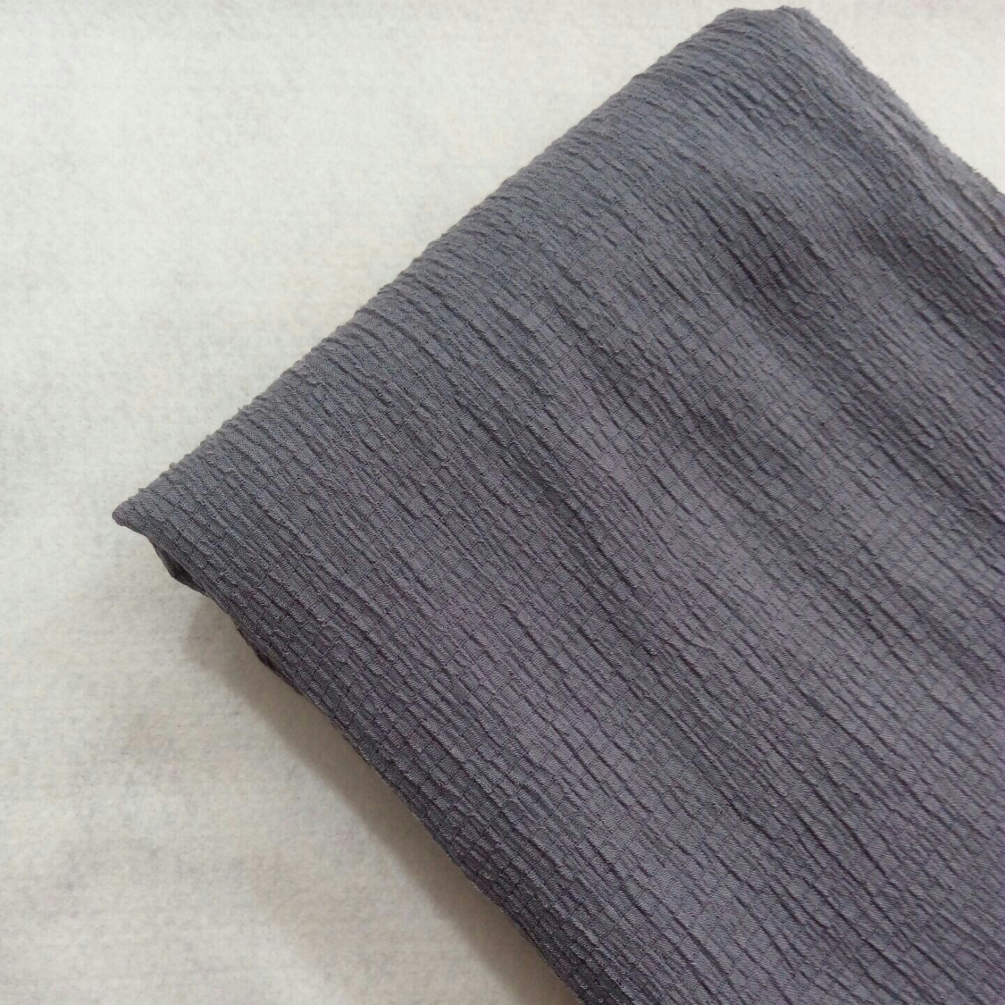 شال پفکی ارسال رایگان جنس نرم و لطیف. رنگ طوسی پر رنگ مناسب فصل تابستان 