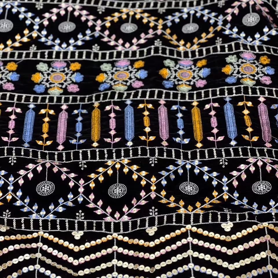 پارچه مخمل سوزندوزی هندی زمینه مشکی گلدار  پرکار شیک