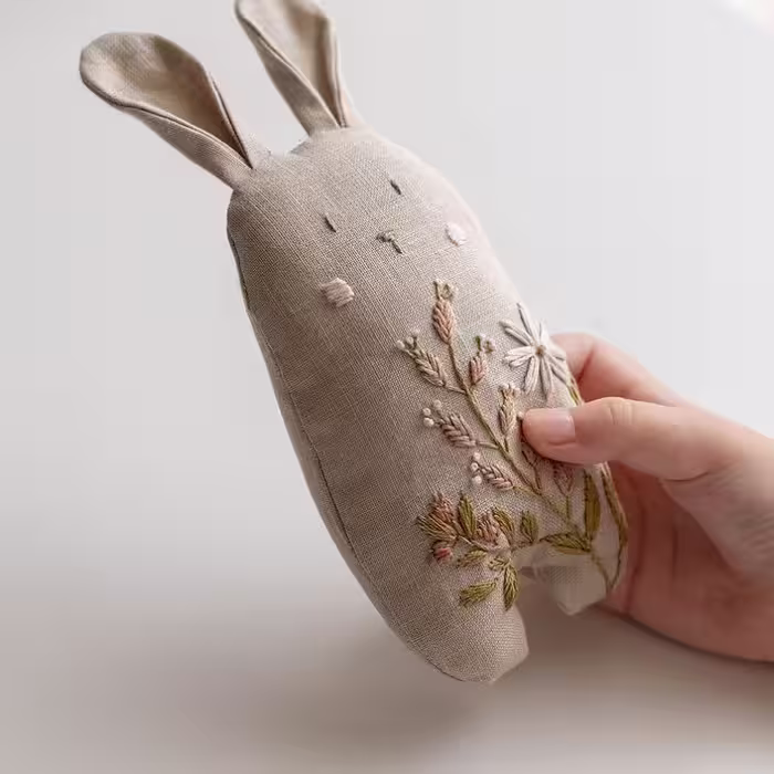 عروسک خرگوش پارچه ای گلدوزی شده