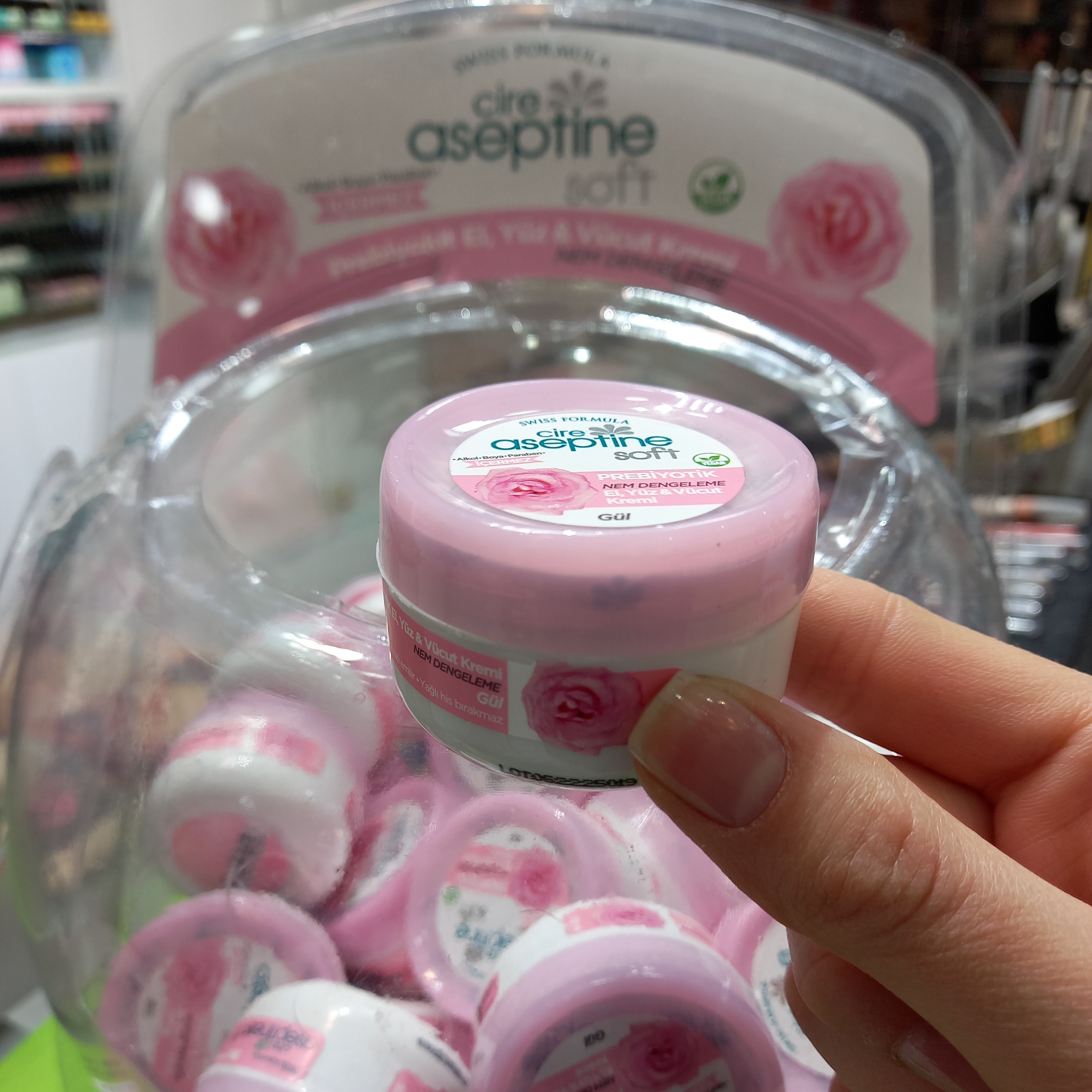 کرم مرطوب کننده کاسه ای جیبی آسپتین عصاره گل رز 30 میل

Aseptine soft rose moisturizing cream 30 ml