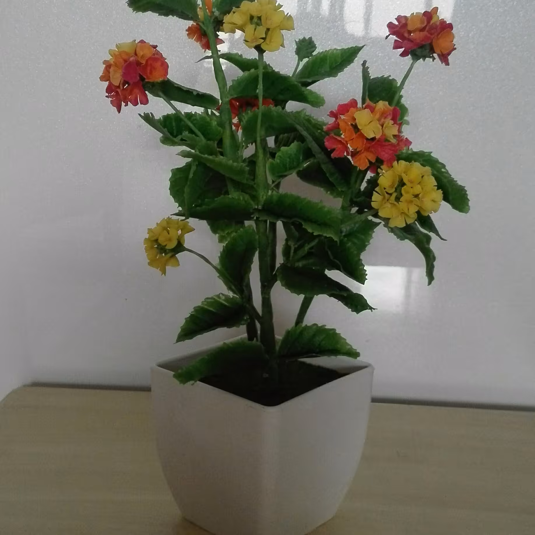 گلدان گل شاه پسند خمیری با ظاهری فوق العاده طبیعی  در سایز حدود 30 *15 با گلدان پلاستیکی