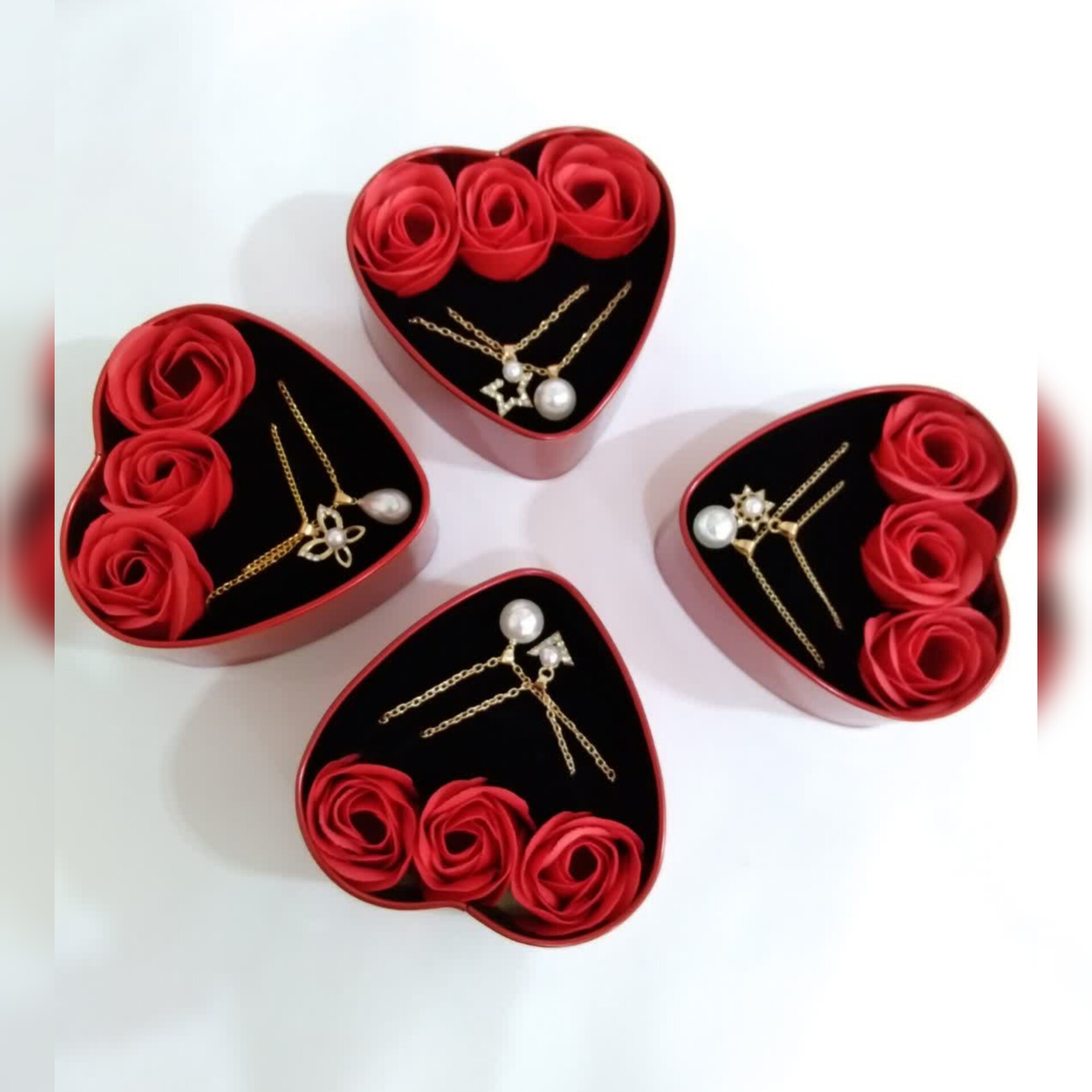 پک کادویی دو گردنبند ضد حساسیت  به همراه گل مصنوعی خوشبو