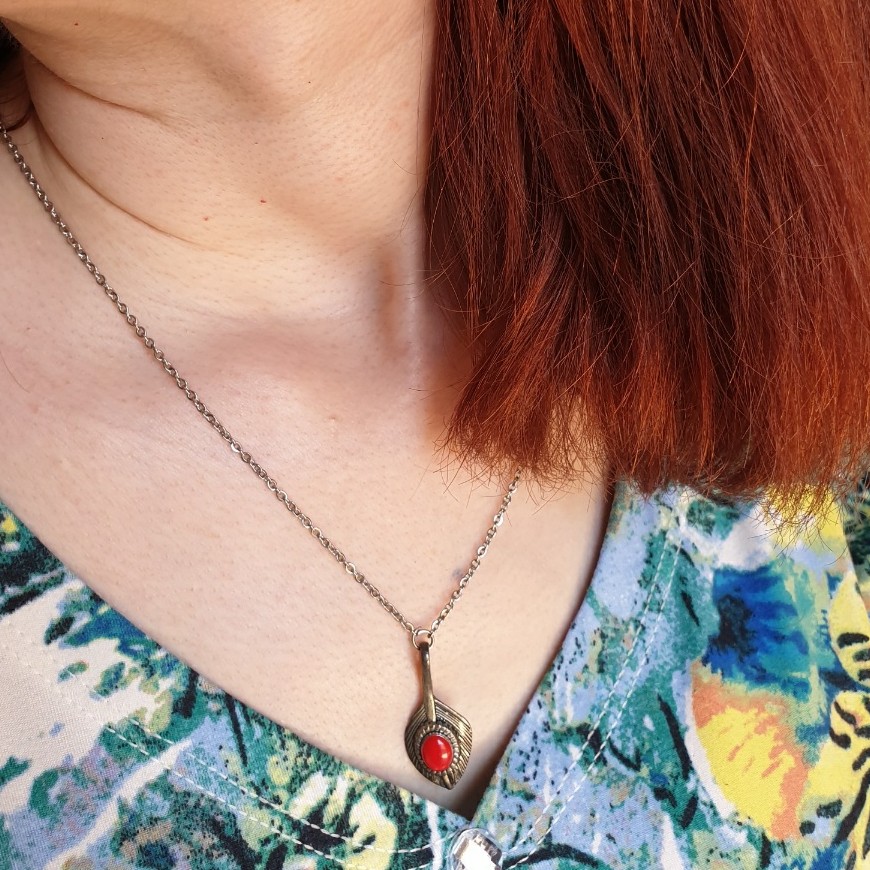 نیمست سیاه قلم گردنی و گوشواره با نگین مات و قرمز 
ابعاد  سه و نیم در یک و نیم سانت
فقط یکسری موجود هست