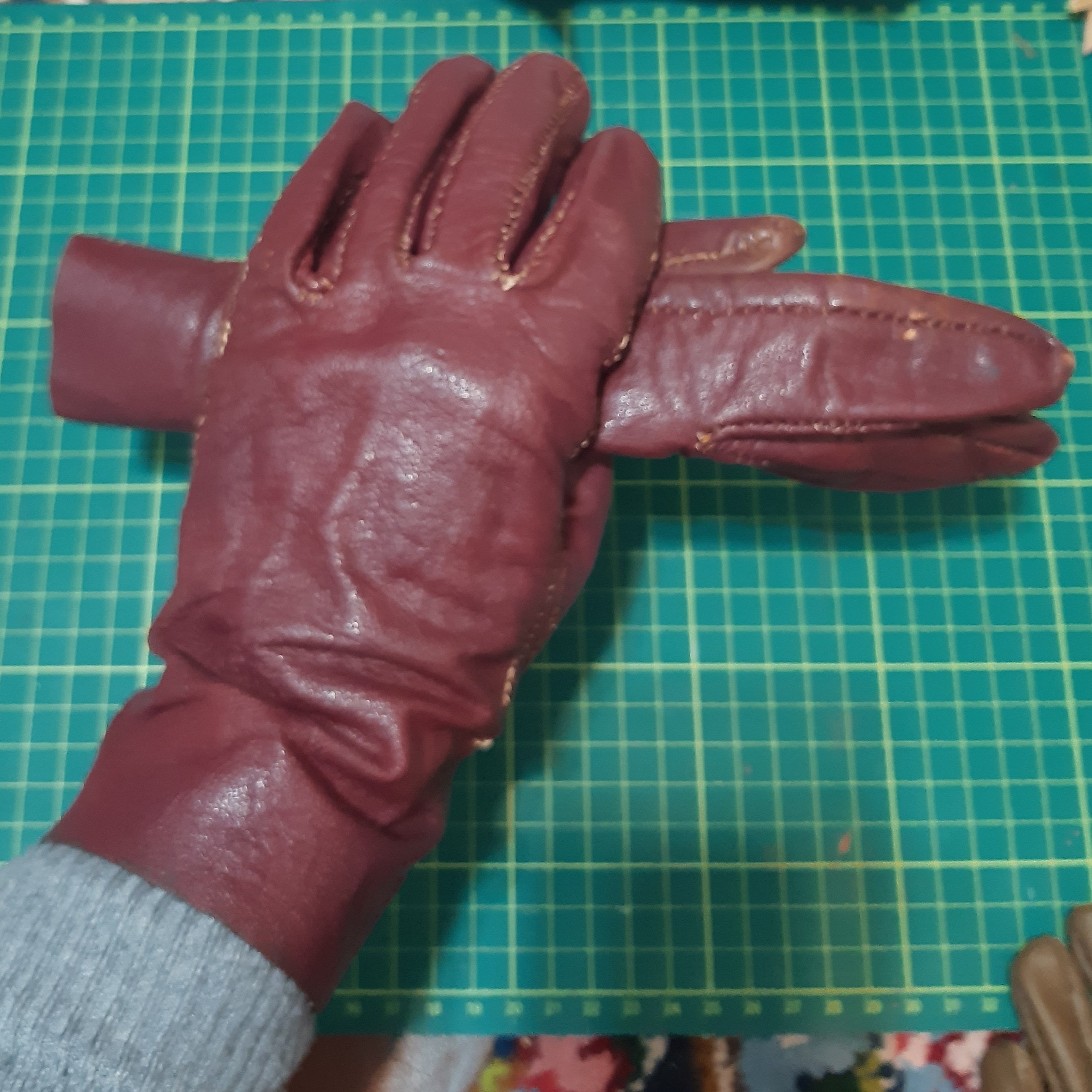 دستکش چرم طبیعی بز زرشکی وکرم تک لایه بدونه آستر دستدوز سایز متوسط زنانه آسیب دیده وارزان