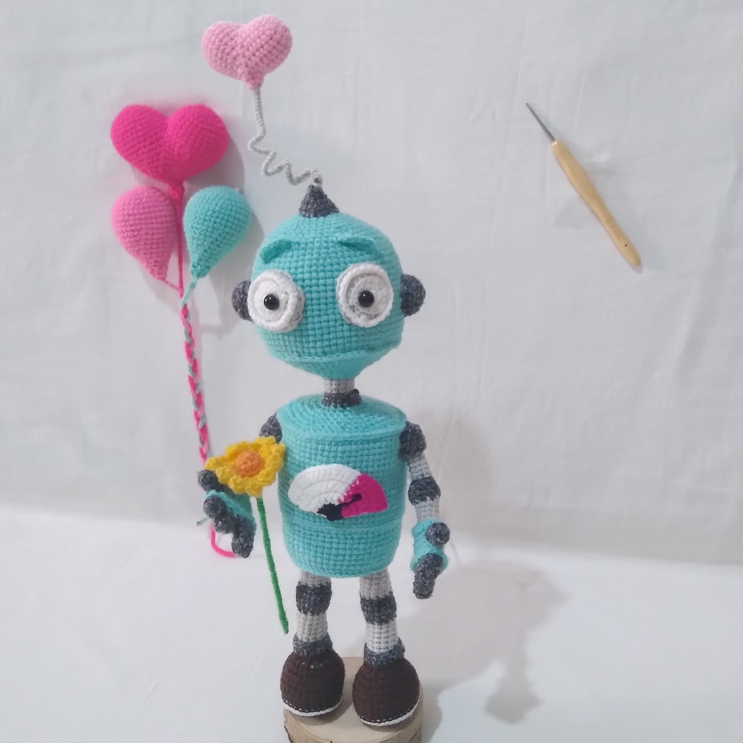 عروسک ربات مایک، کاملا مفتول گزاری ومتحرک،بافته شده با کاموای ایرانی،رنگ سلیقه مشتری،قد 35 سانت