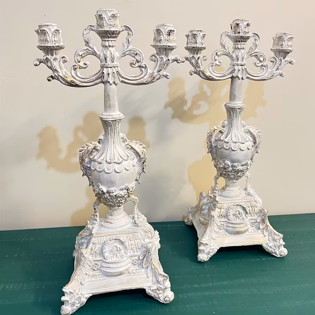 شمعدونی کهنه کاری شده  رنگ انتخابی و رنگ پیشنهادی سفید طلایی سایز متوسط 