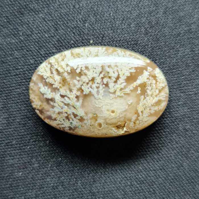 نگین عقیق شجر برفی.مشخصات. طول   2.8 سانتی متر. عرض 1.9 سانتی متر. ارتفاع 0.7 سانتی متر.