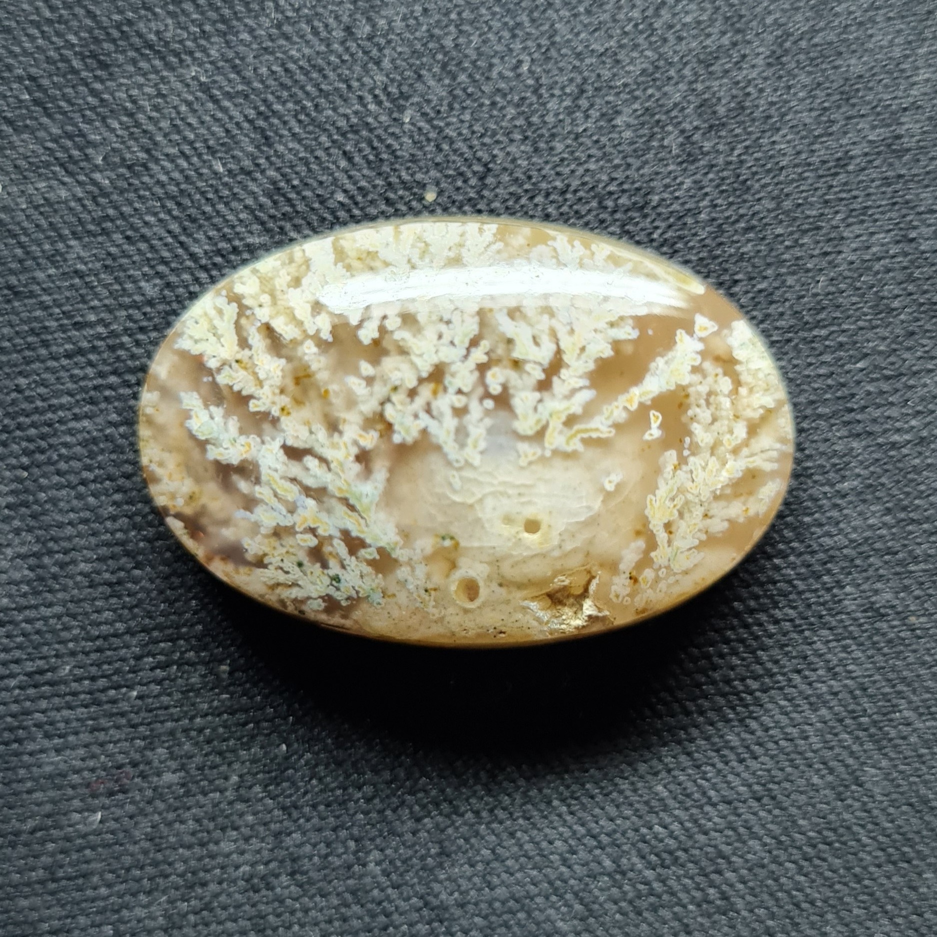 نگین عقیق شجر برفی.مشخصات. طول   2.8 سانتی متر. عرض 1.9 سانتی متر. ارتفاع 0.7 سانتی متر.