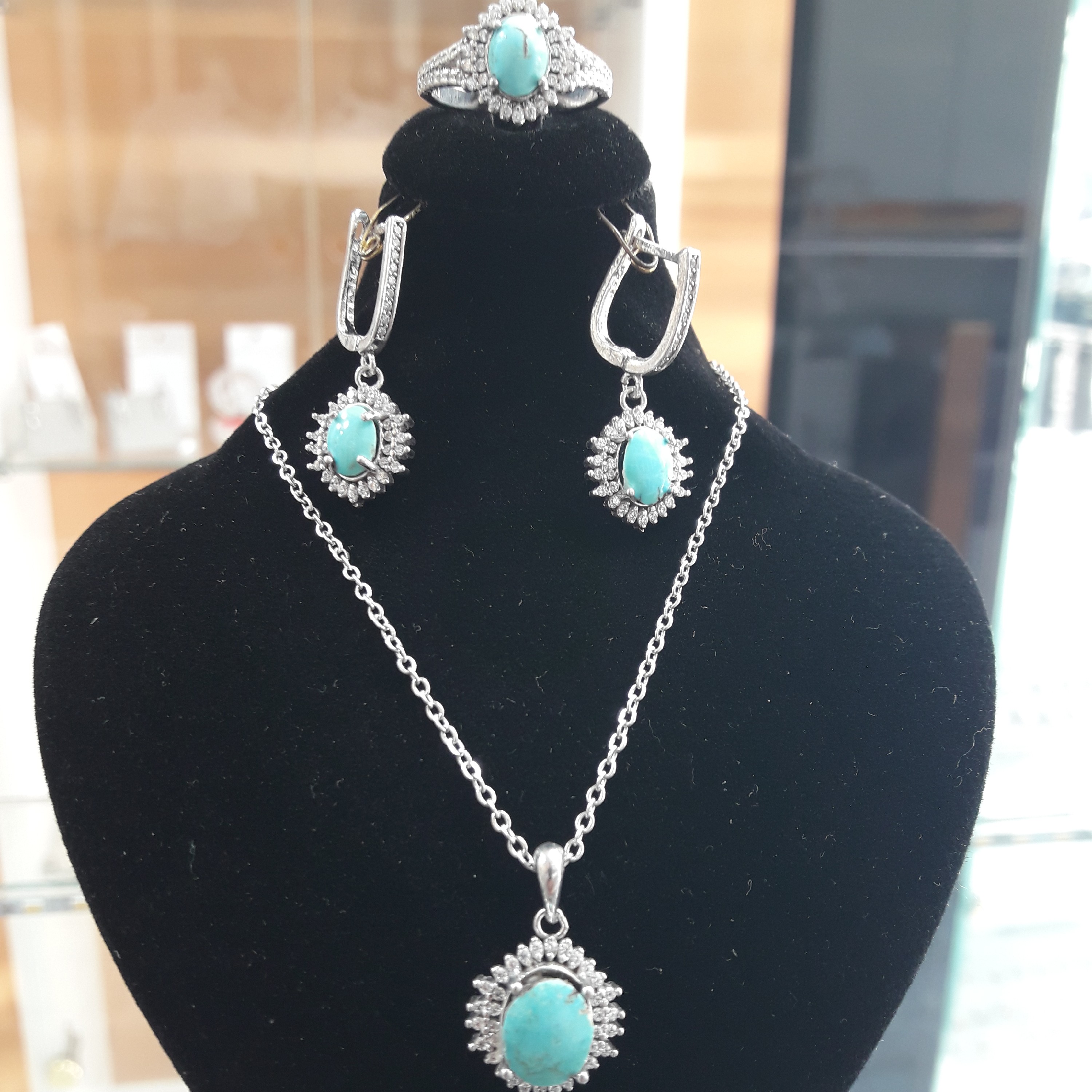 نیمست نقره و فیروزه اصل نیشابوری ی کار زیبا و جذاب همراه با نگینهای ابی اسمانی و انرژی بخش فیروزه نیشابوری