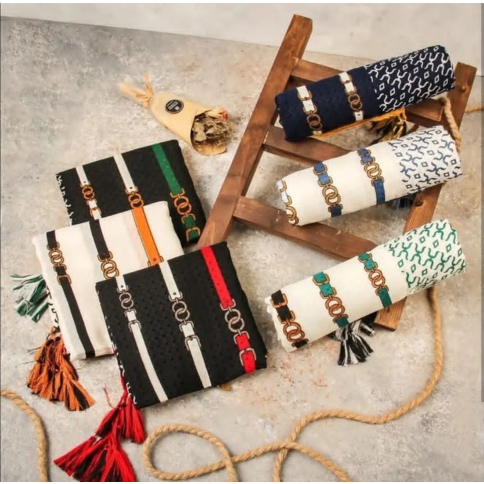 روسری نخی منگوله دار