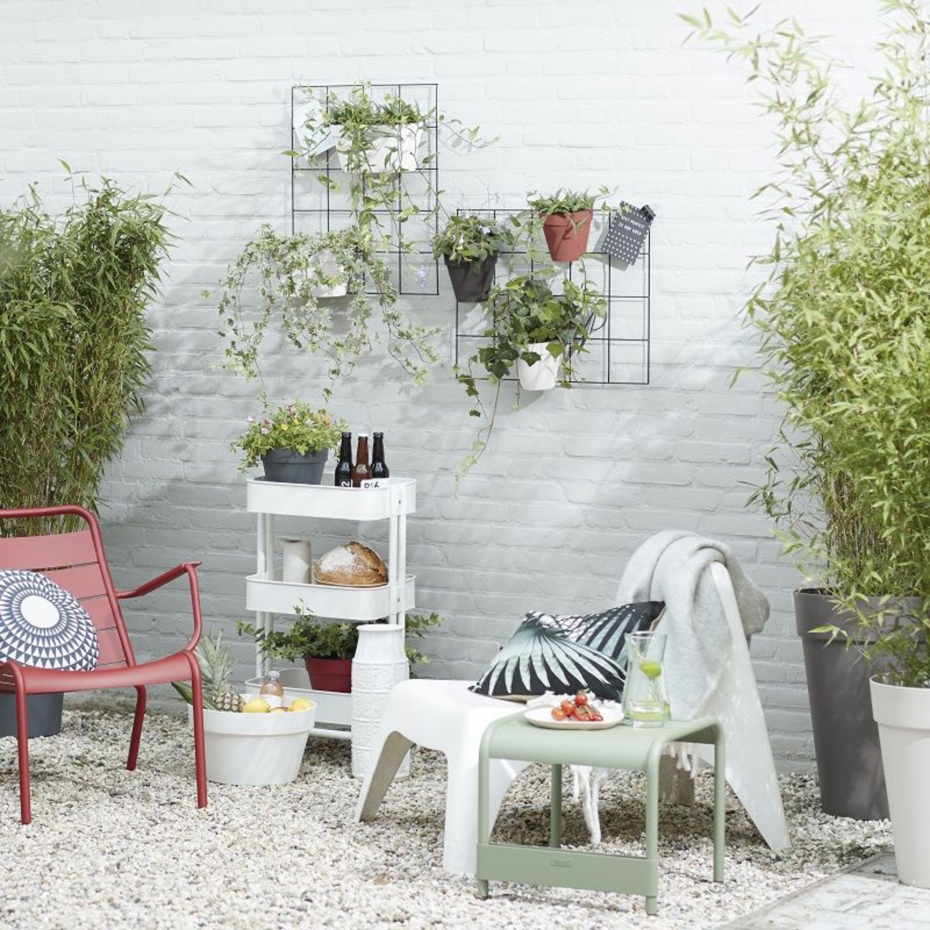 گلدان استند دیوار سبز