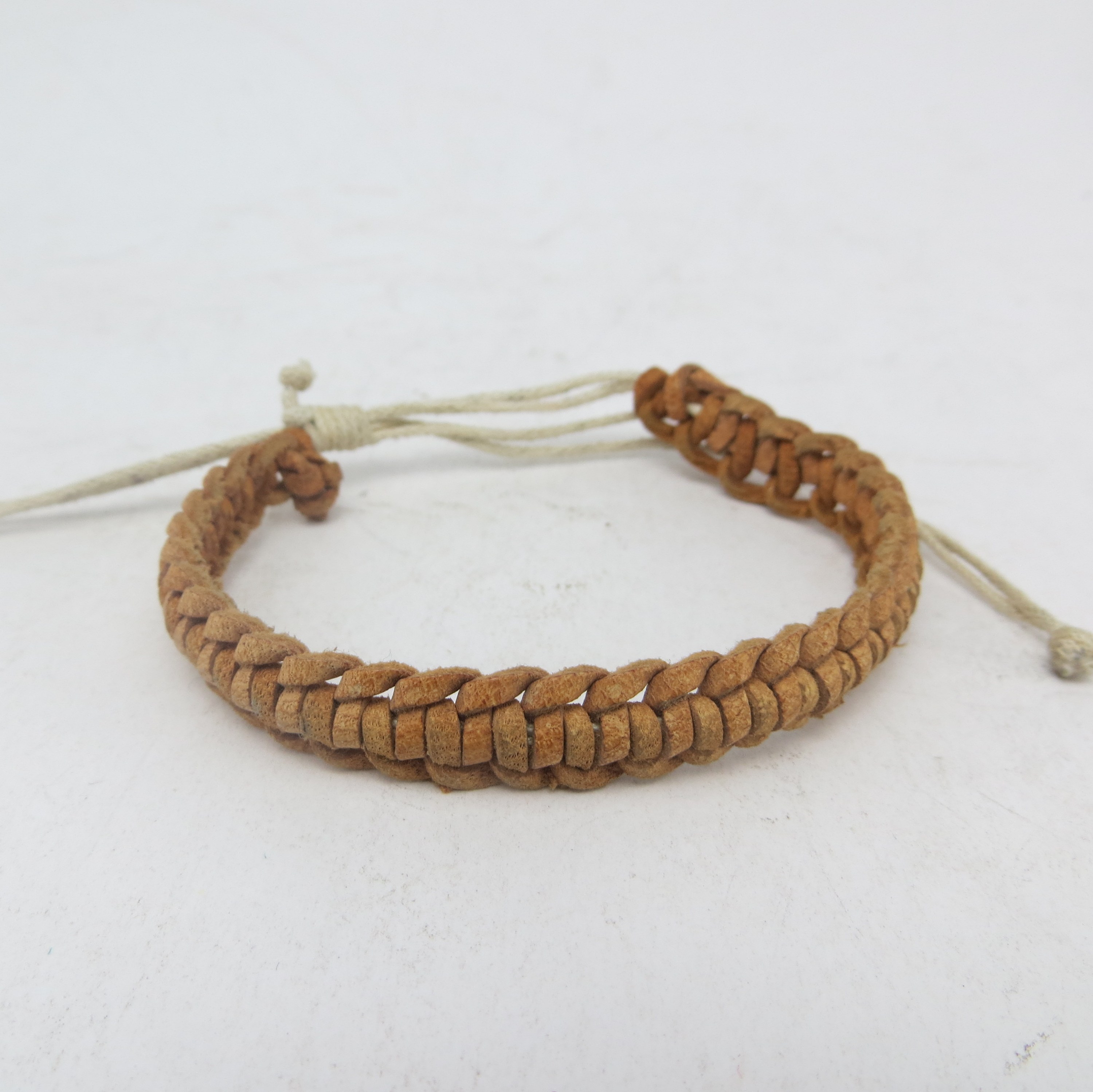 دستبند چرم طبیعی دست بافت یلدای همدان