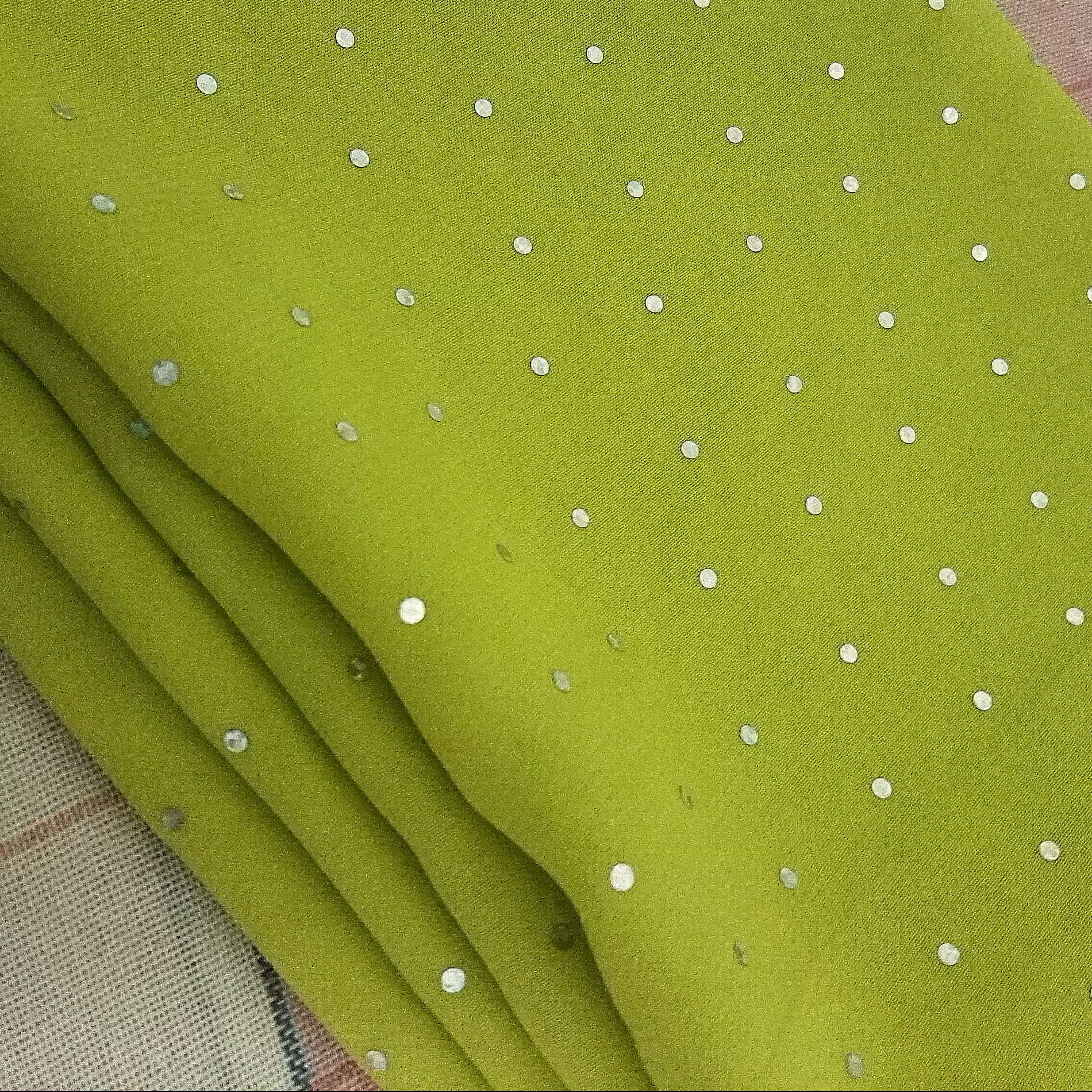 کرپ ژرژت زردخالدار نقره کوب
فقط 60 سانت باقیمانده و10سانت هم مجانی(عرض 114)